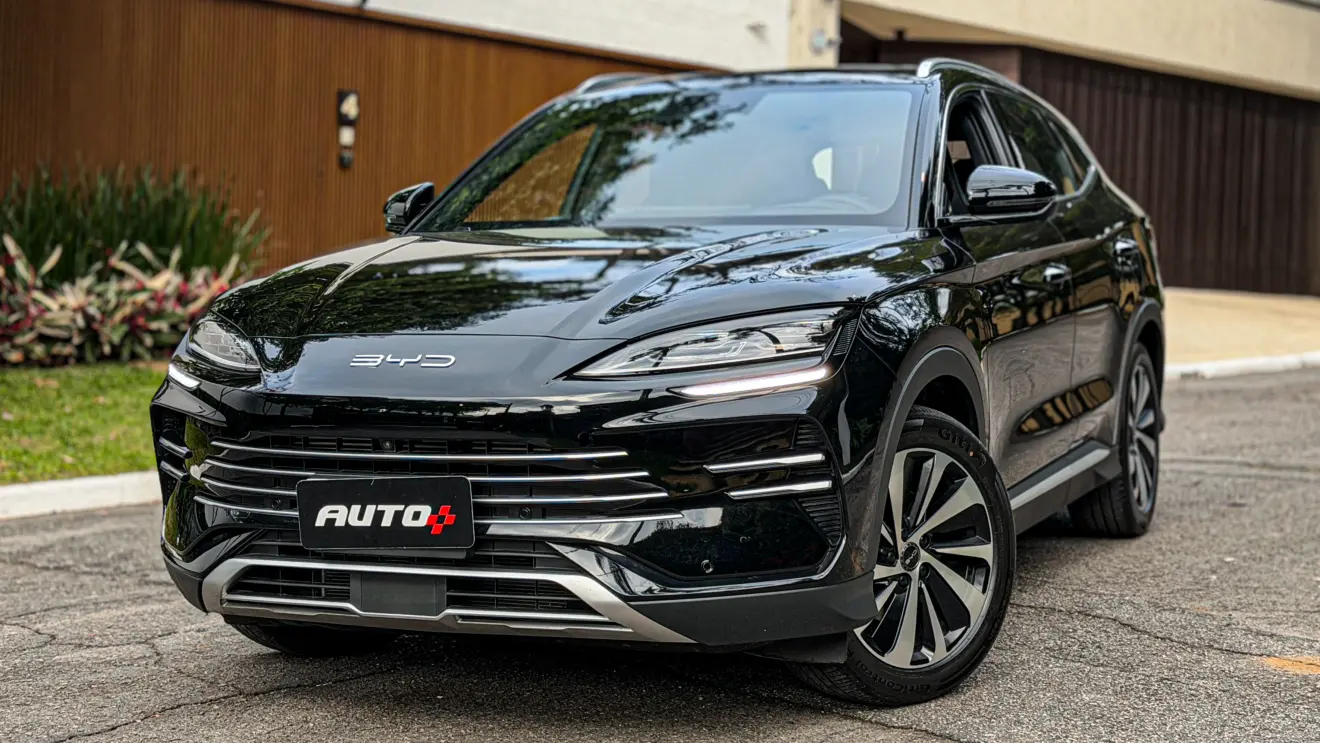 BYD Song Plus 2027 estático na rua na cor Delan Black para avaliação e teste