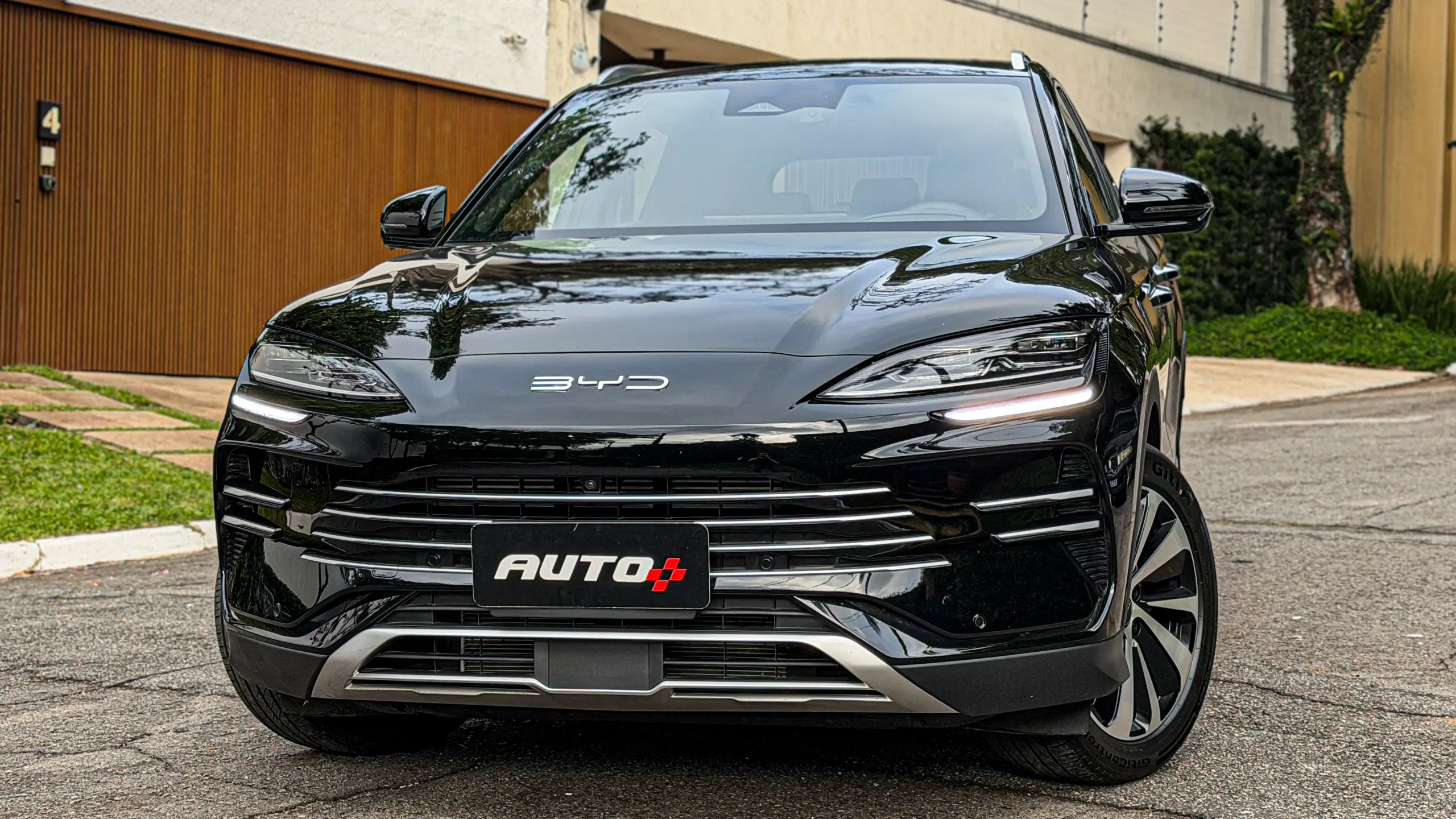 BYD Song Plus 2027 estático na rua na cor Delan Black para avaliação e teste