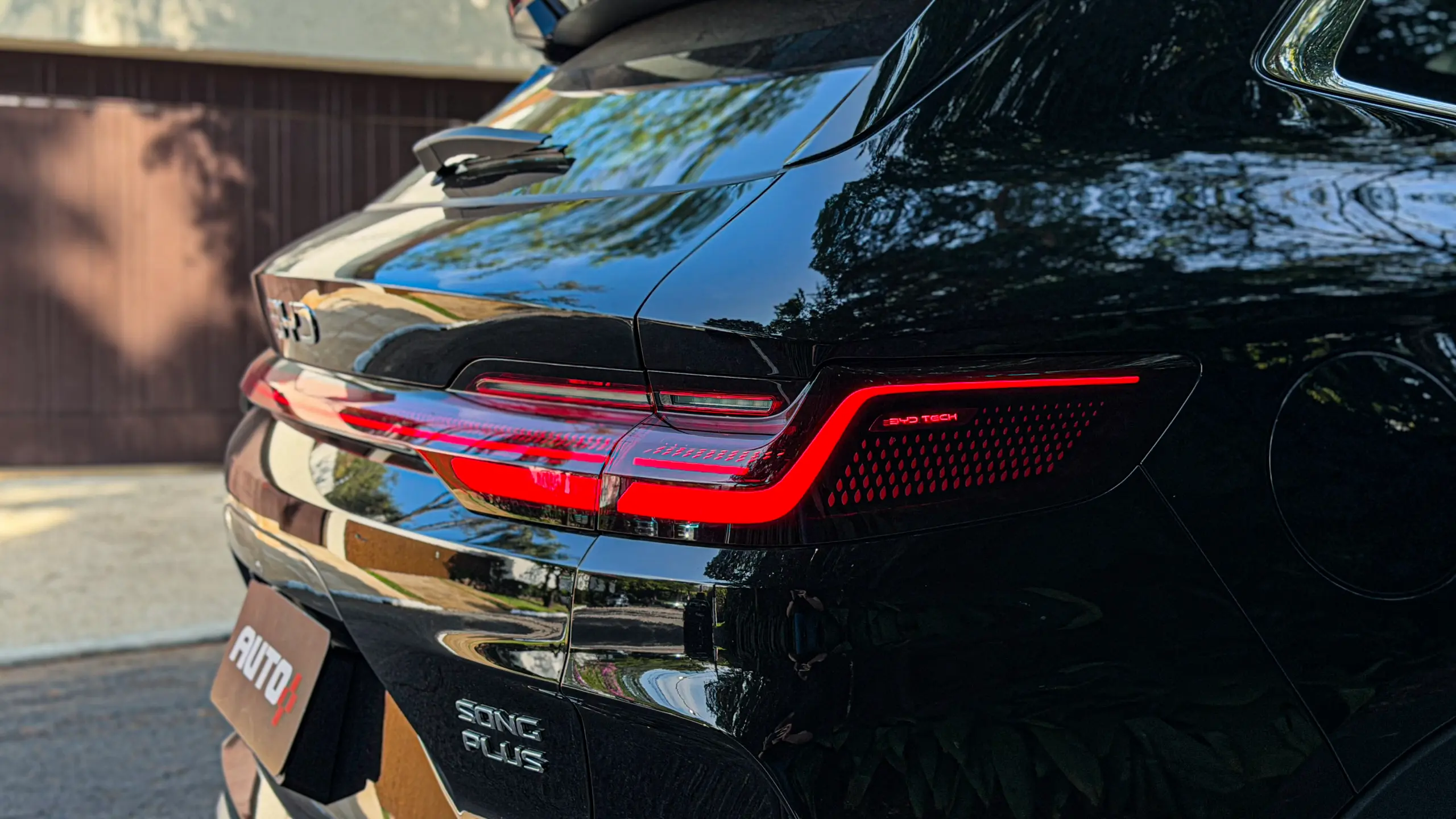 BYD Song Plus 2027 estático na rua na cor Delan Black para avaliação e teste