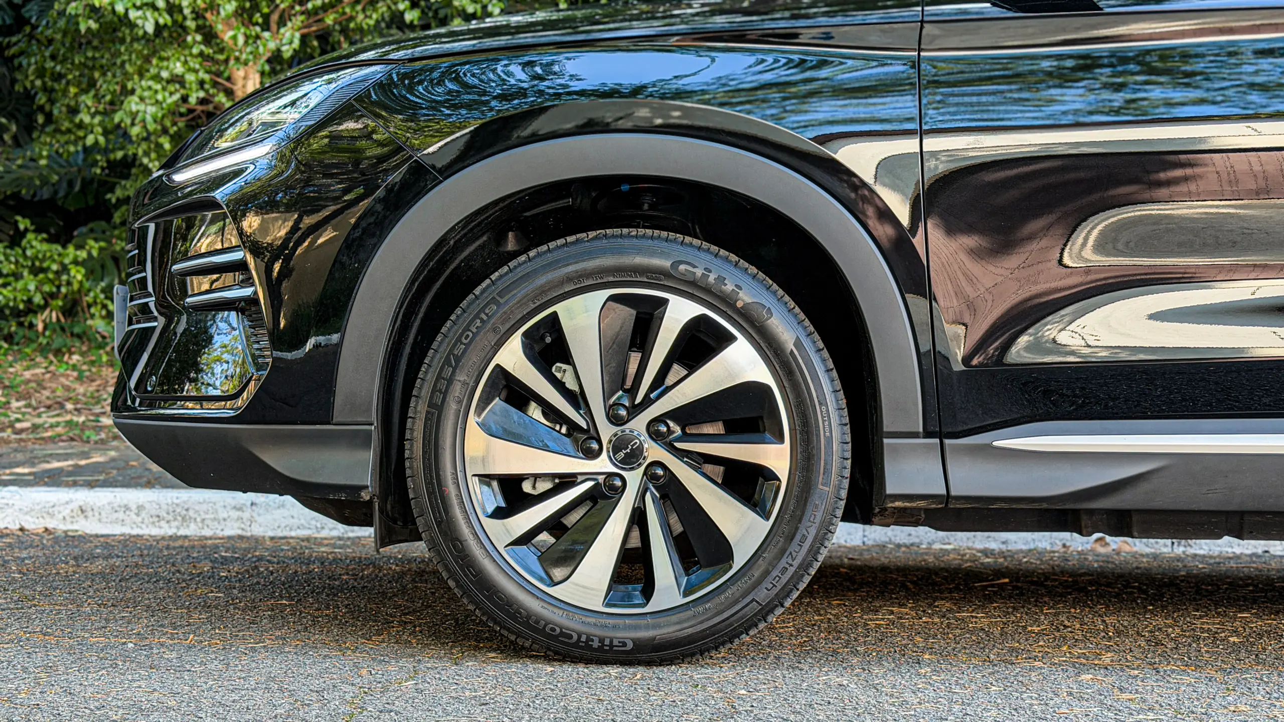 BYD Song Plus 2027 estático na rua na cor Delan Black para avaliação e teste