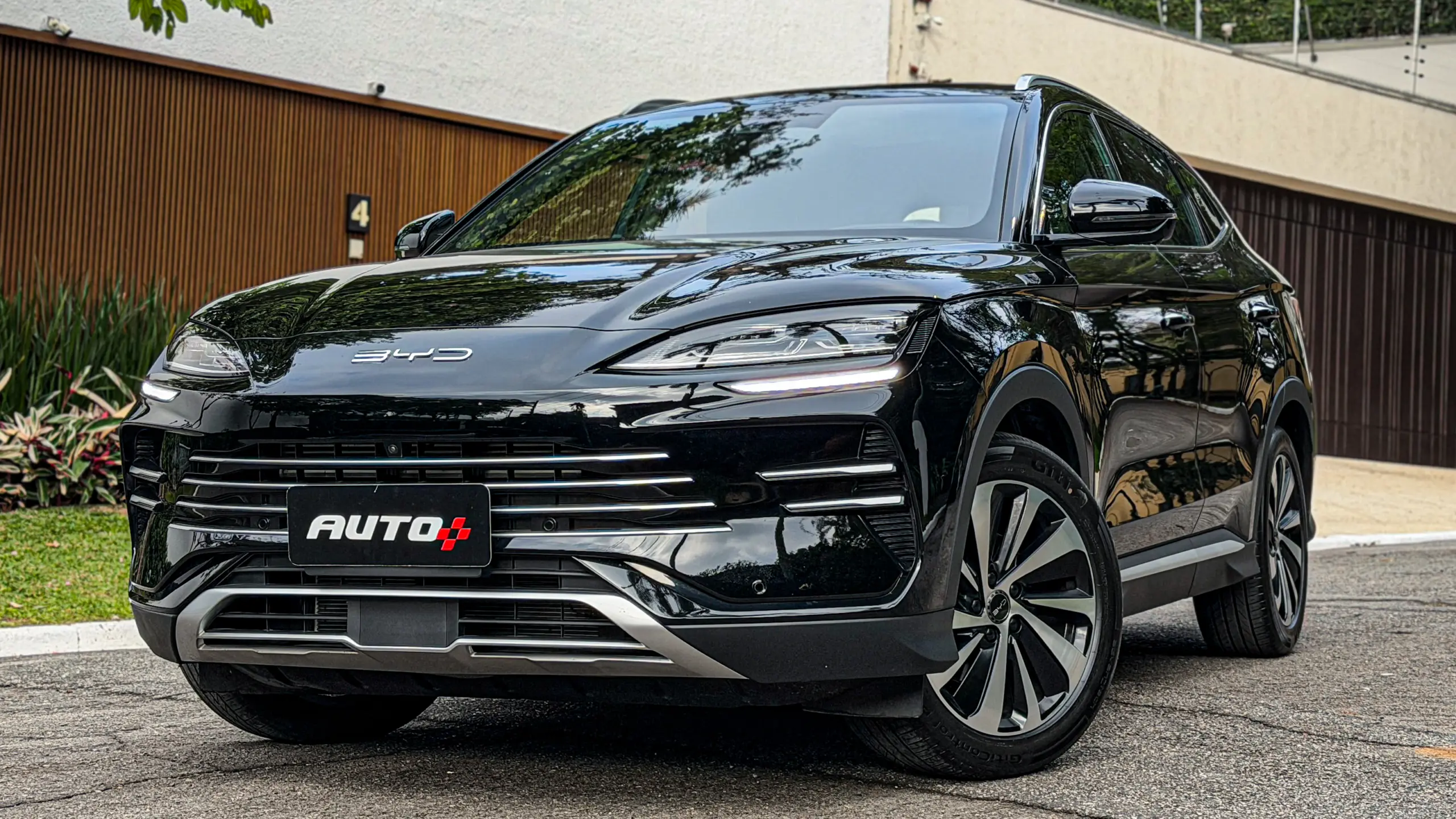 BYD Song Plus 2027 estático na rua na cor Delan Black para avaliação e teste