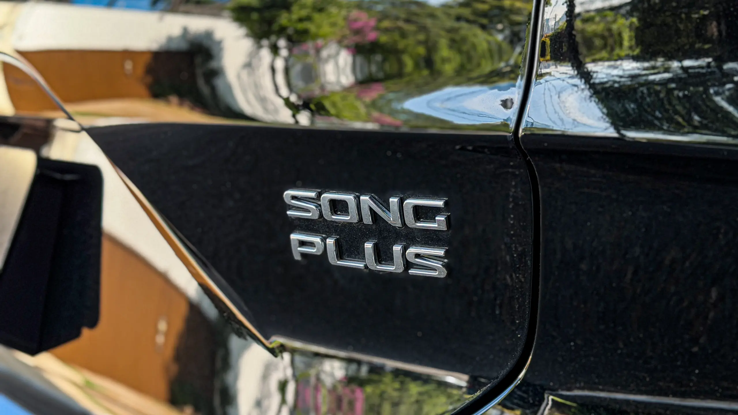BYD Song Plus 2027 estático na rua na cor Delan Black para avaliação e teste