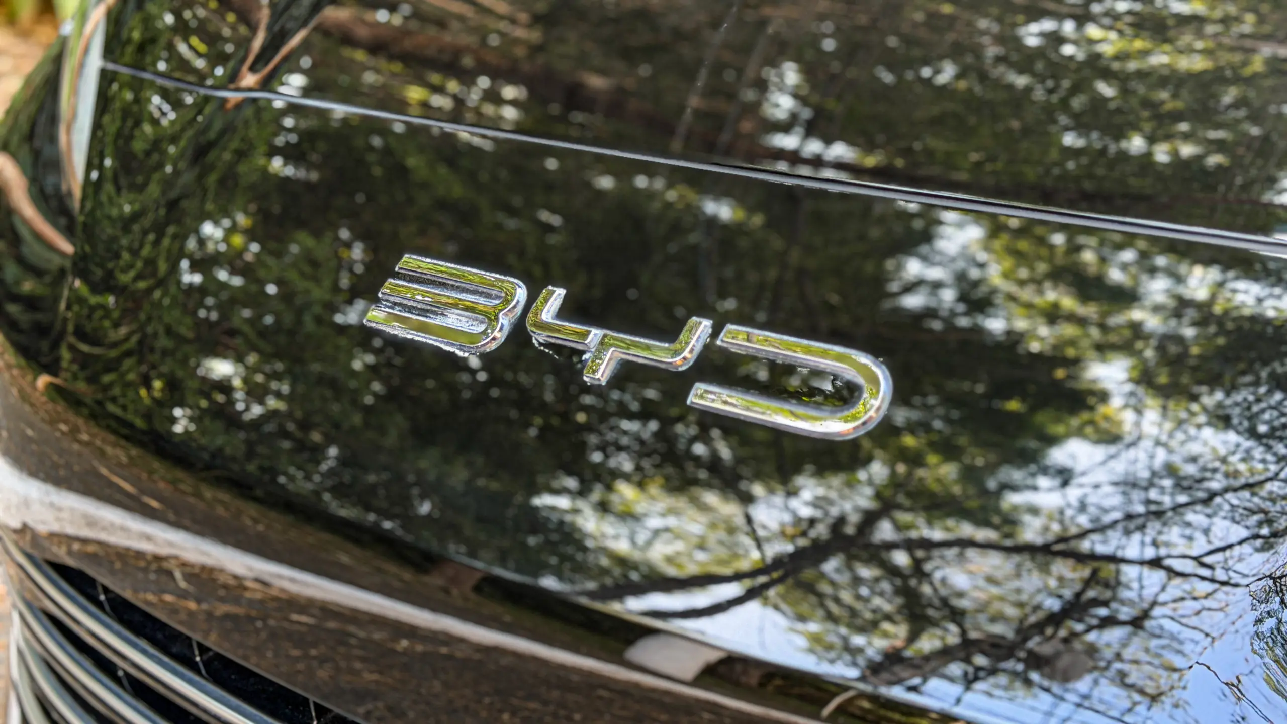 BYD Song Plus 2027 estático na rua na cor Delan Black para avaliação e teste