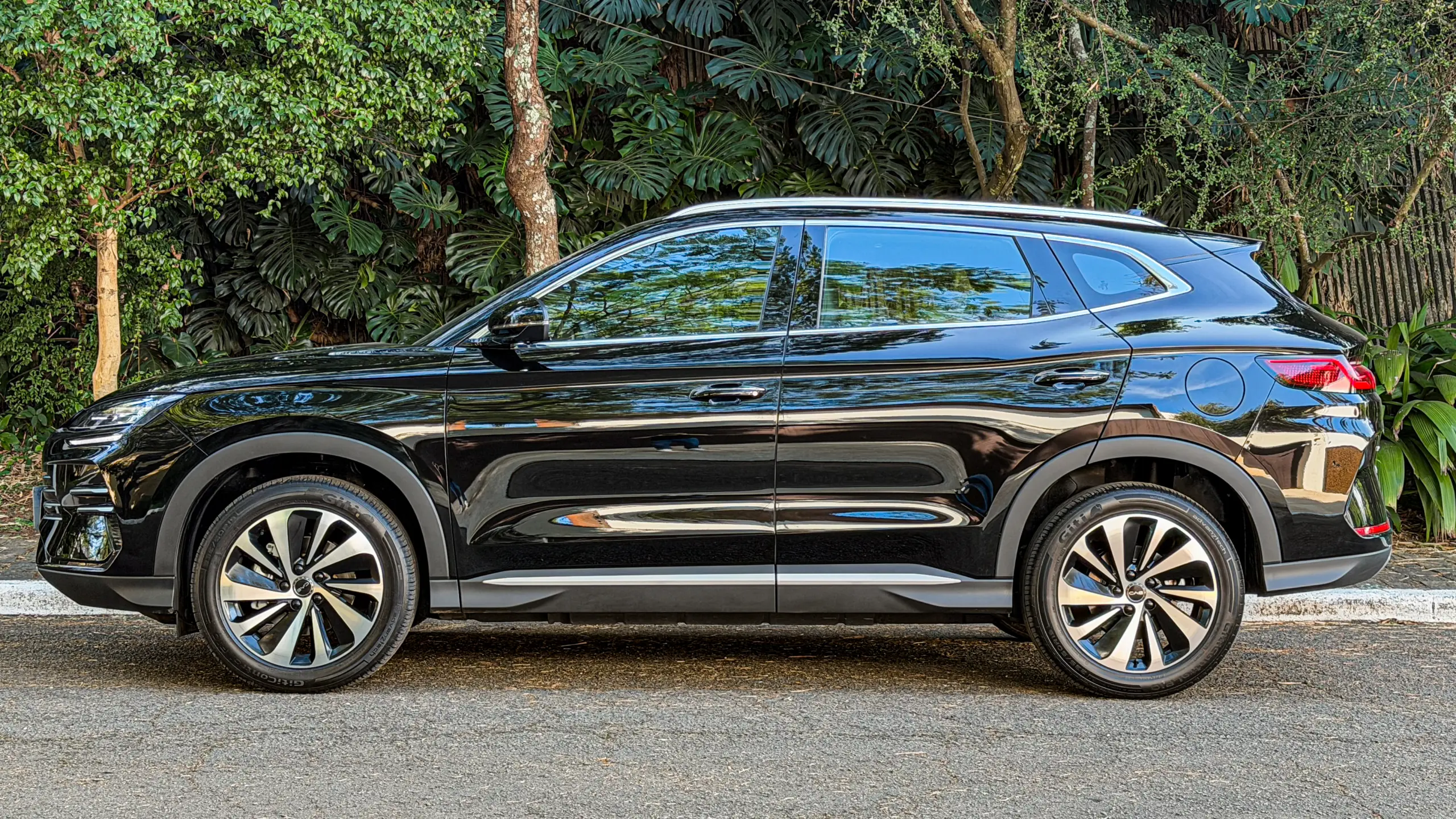 BYD Song Plus 2027 estático na rua na cor Delan Black para avaliação e teste