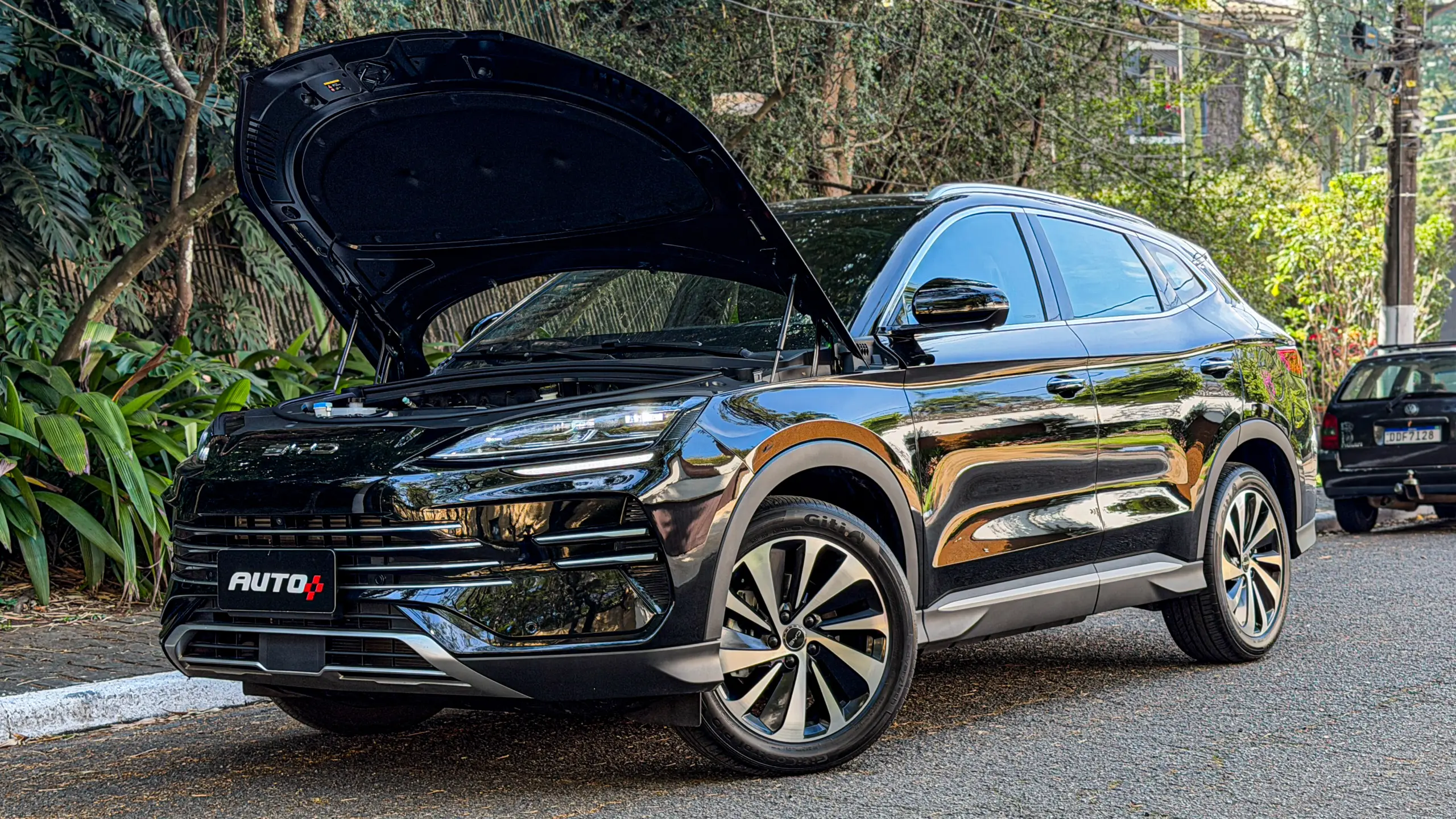 BYD Song Plus 2027 estático na rua na cor Delan Black para avaliação e teste