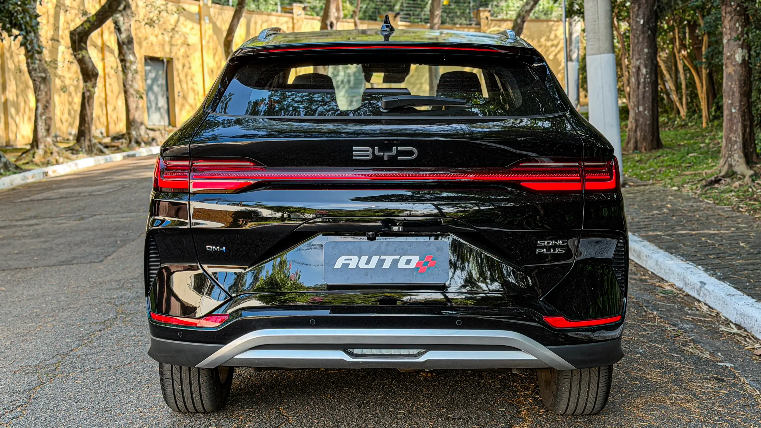 BYD Song Plus 2027 estático na rua na cor Delan Black para avaliação e teste