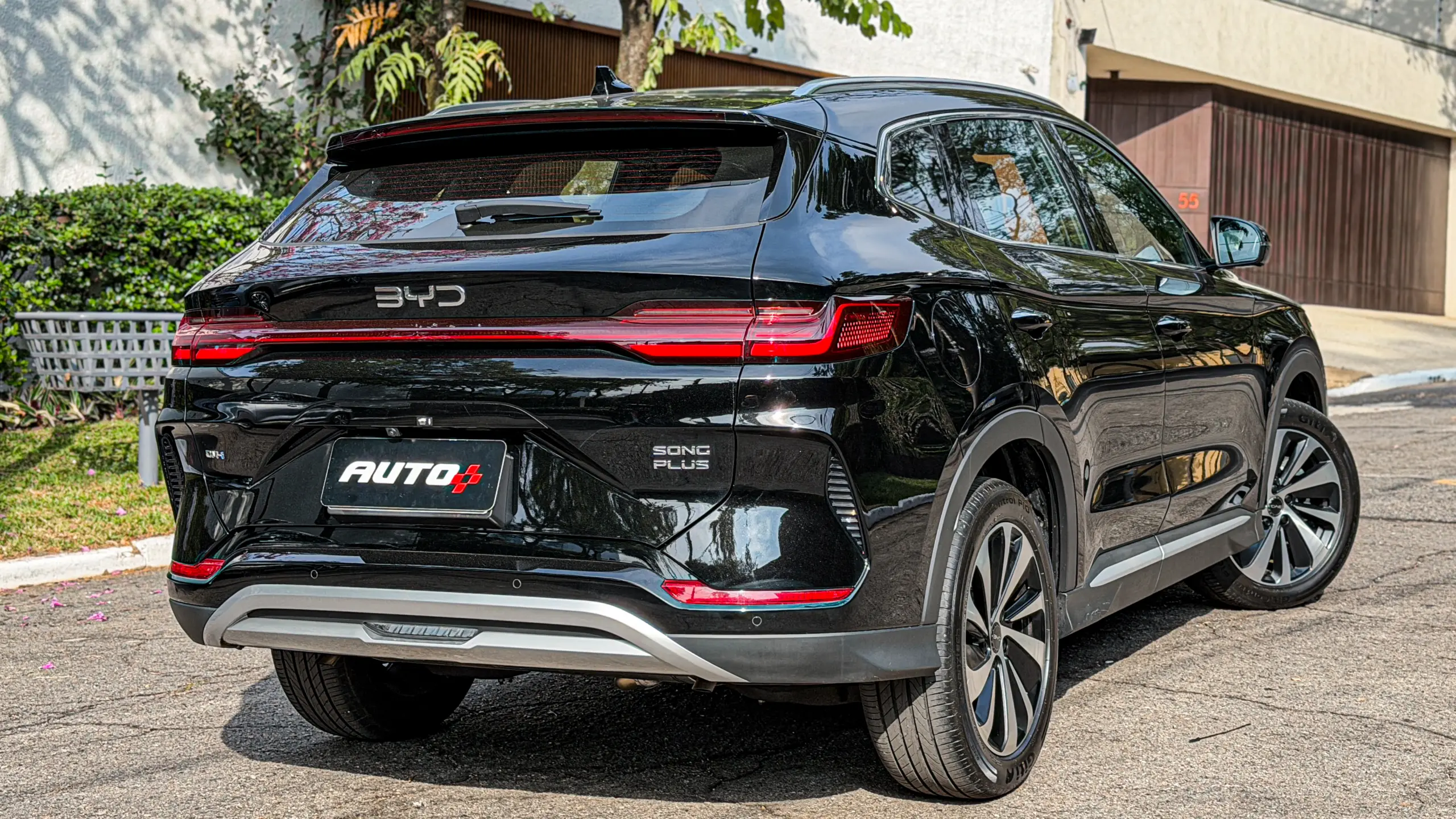 BYD Song Plus 2027 estático na rua na cor Delan Black para avaliação e teste