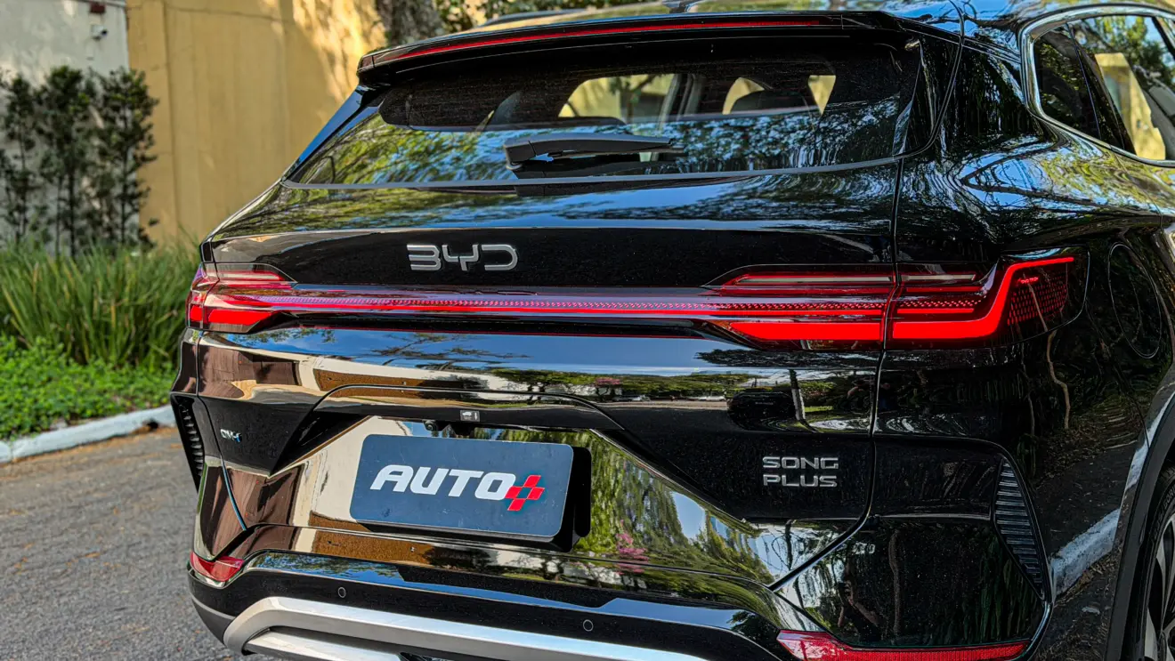 BYD Song Plus 2027 estático na rua na cor Delan Black para avaliação e teste