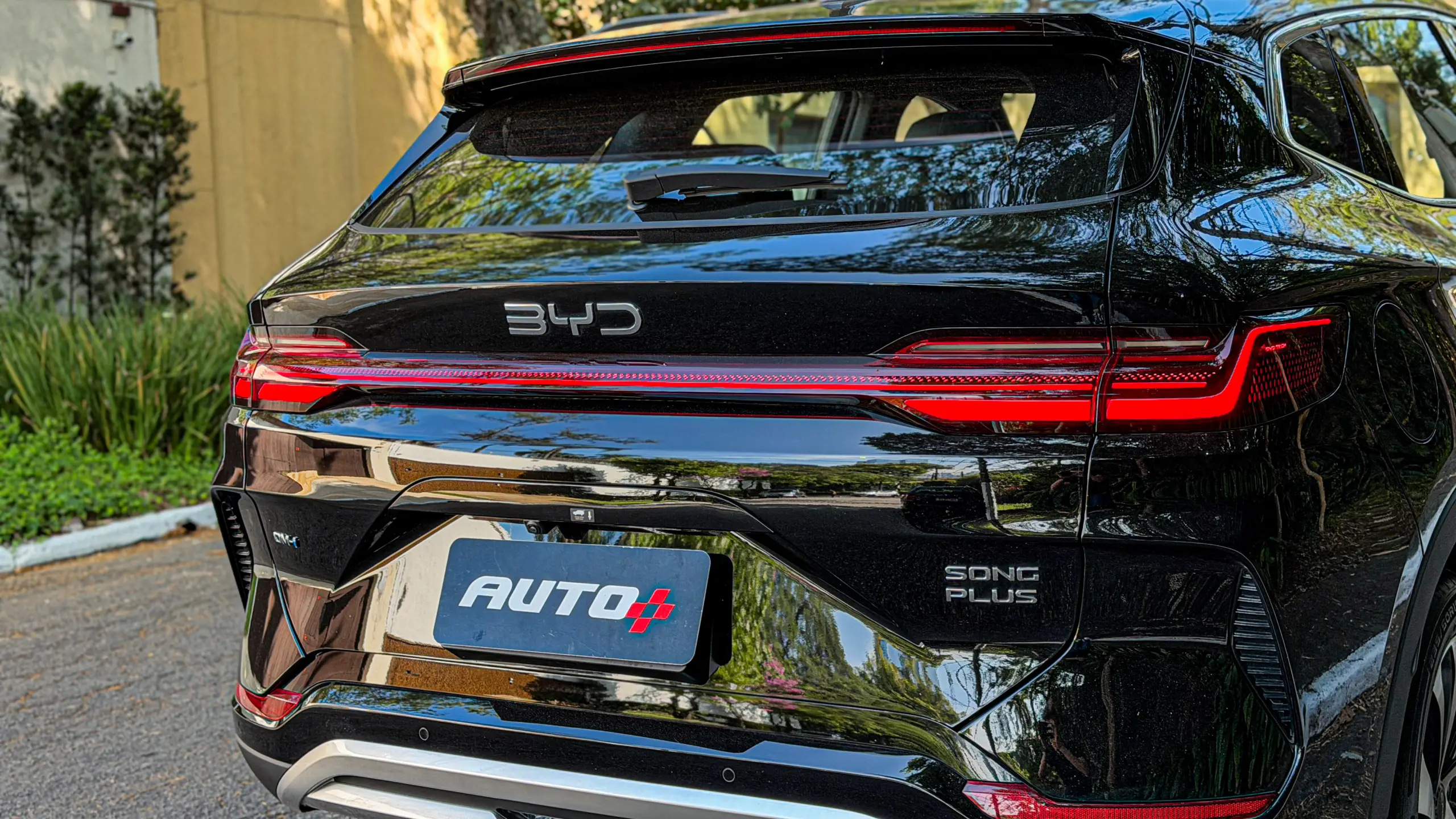 BYD Song Plus 2027 estático na rua na cor Delan Black para avaliação e teste