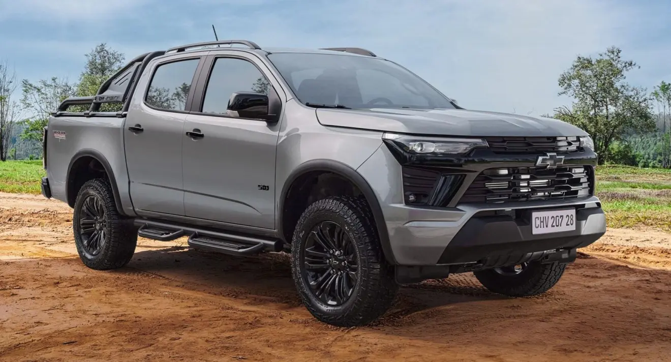 Chevrolet S10 Trail Boss de frente parada no off-road