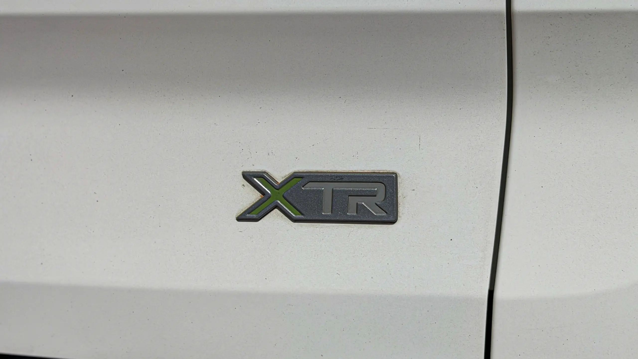 Citroën Aircross XTR na cor Branco Banquise (com teto em preto) em uma estrada de terra estático