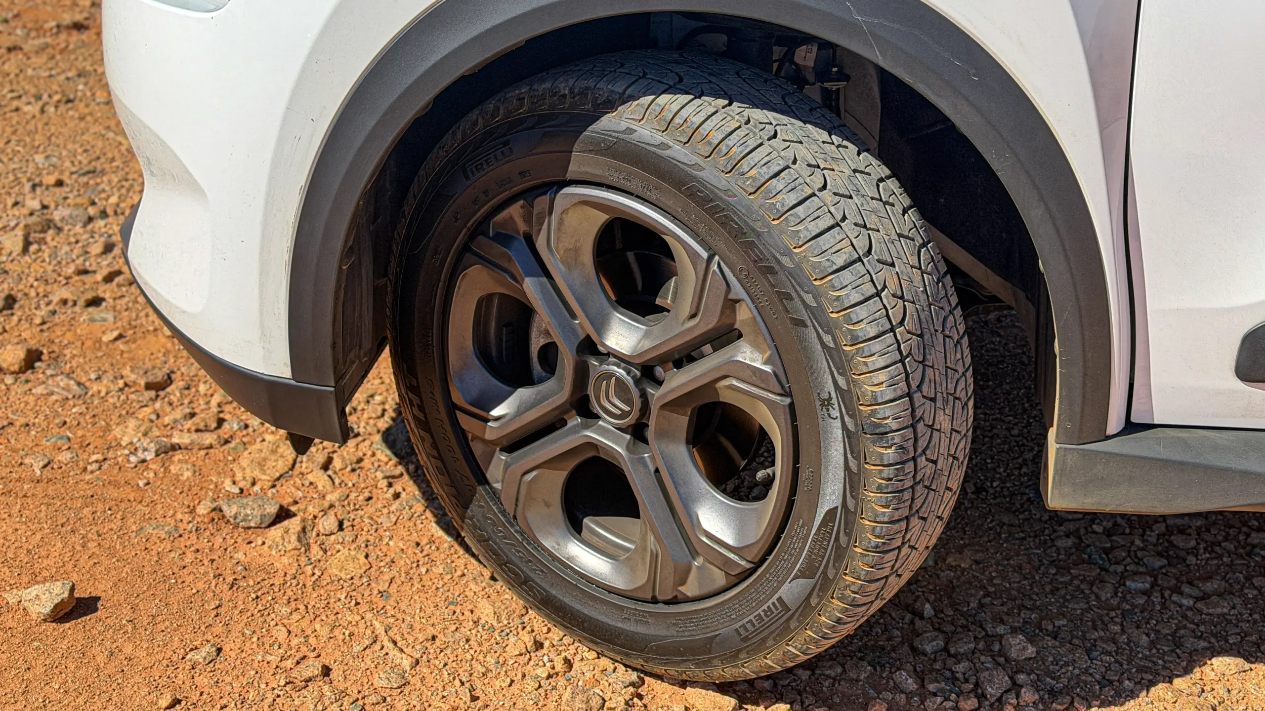 Citroën Aircross XTR na cor Branco Banquise (com teto em preto) em uma estrada de terra estático