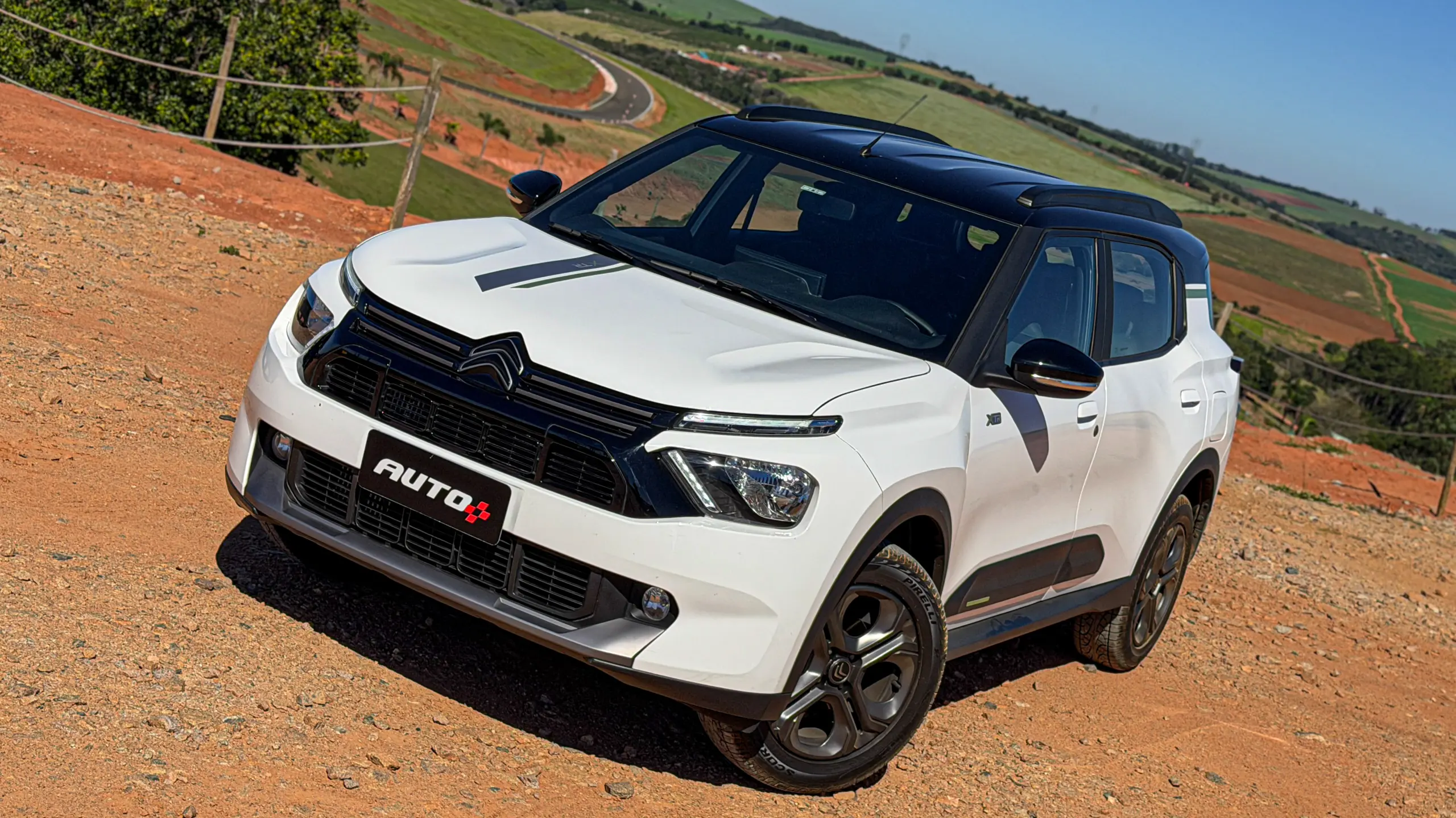 Citroën Aircross XTR na cor Branco Banquise (com teto em preto) em uma estrada de terra estático