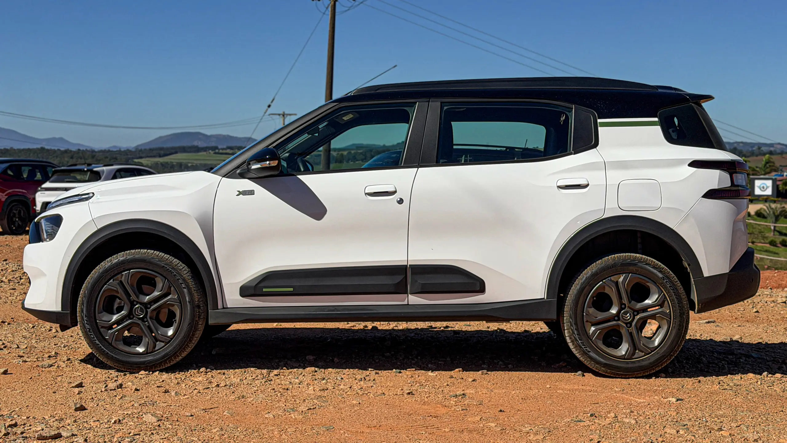 Citroën Aircross XTR na cor Branco Banquise (com teto em preto) em uma estrada de terra estático
