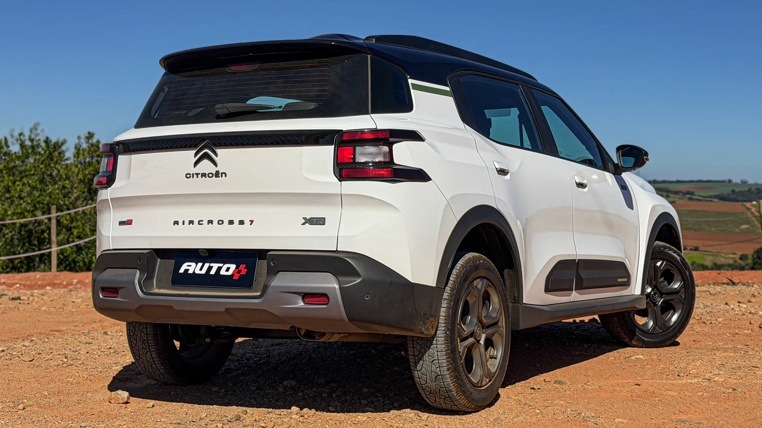 Citroën Aircross XTR na cor Branco Banquise (com teto em preto) em uma estrada de terra estático