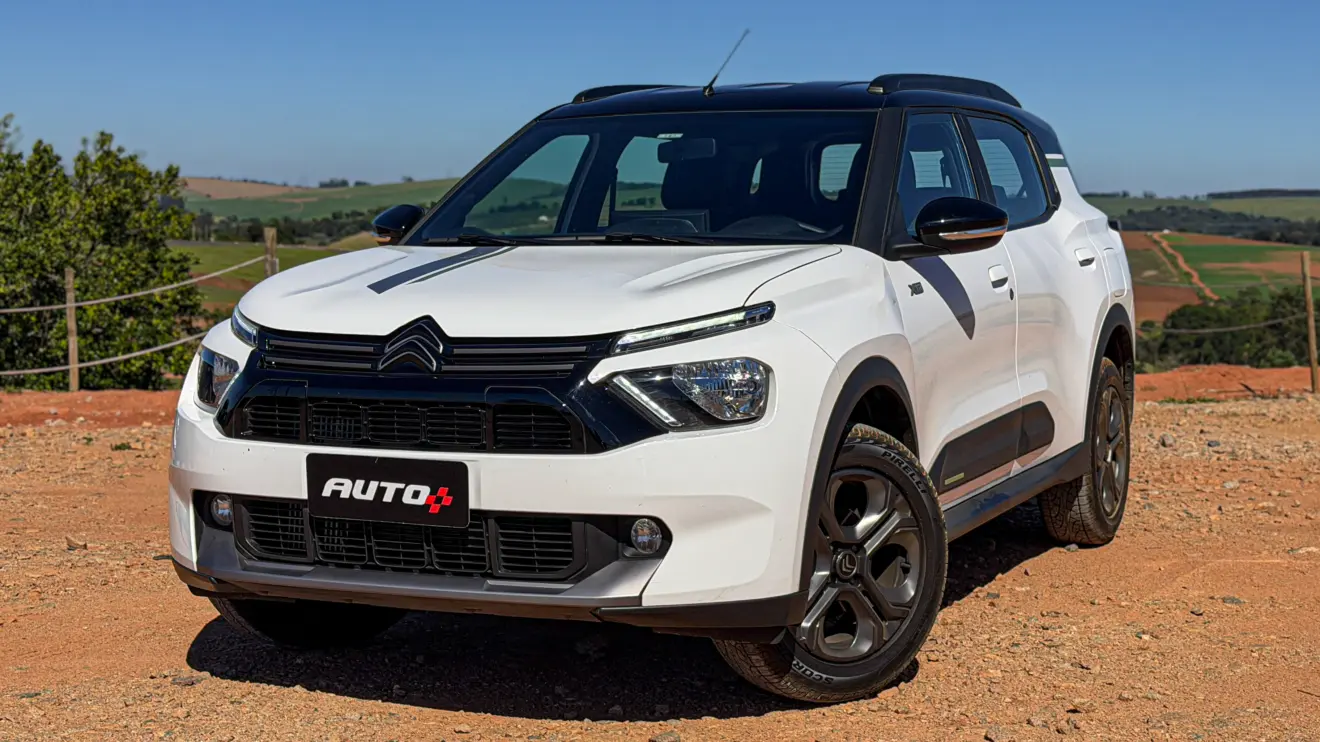 Citroën Aircross XTR na cor Branco Banquise (com teto em preto) em uma estrada de terra estático
