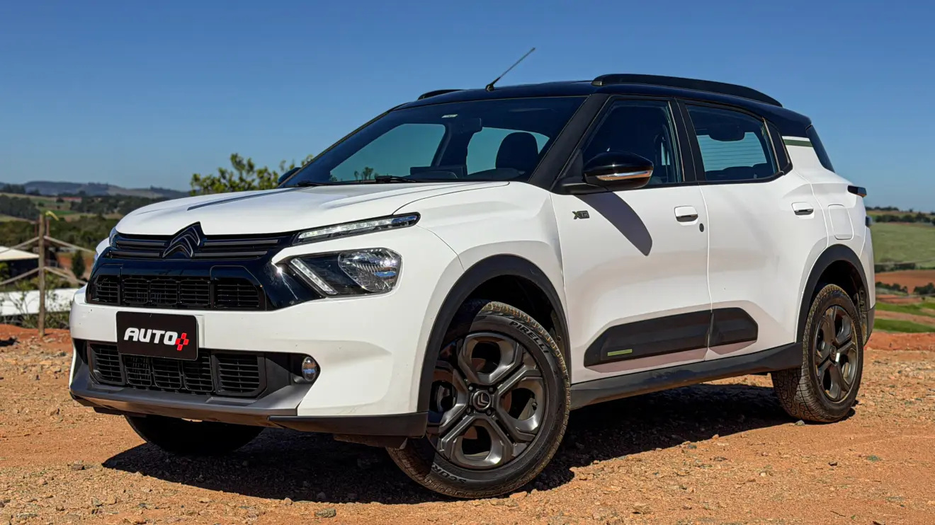 Citroën Aircross XTR na cor Branco Banquise (com teto em preto) em uma estrada de terra estático