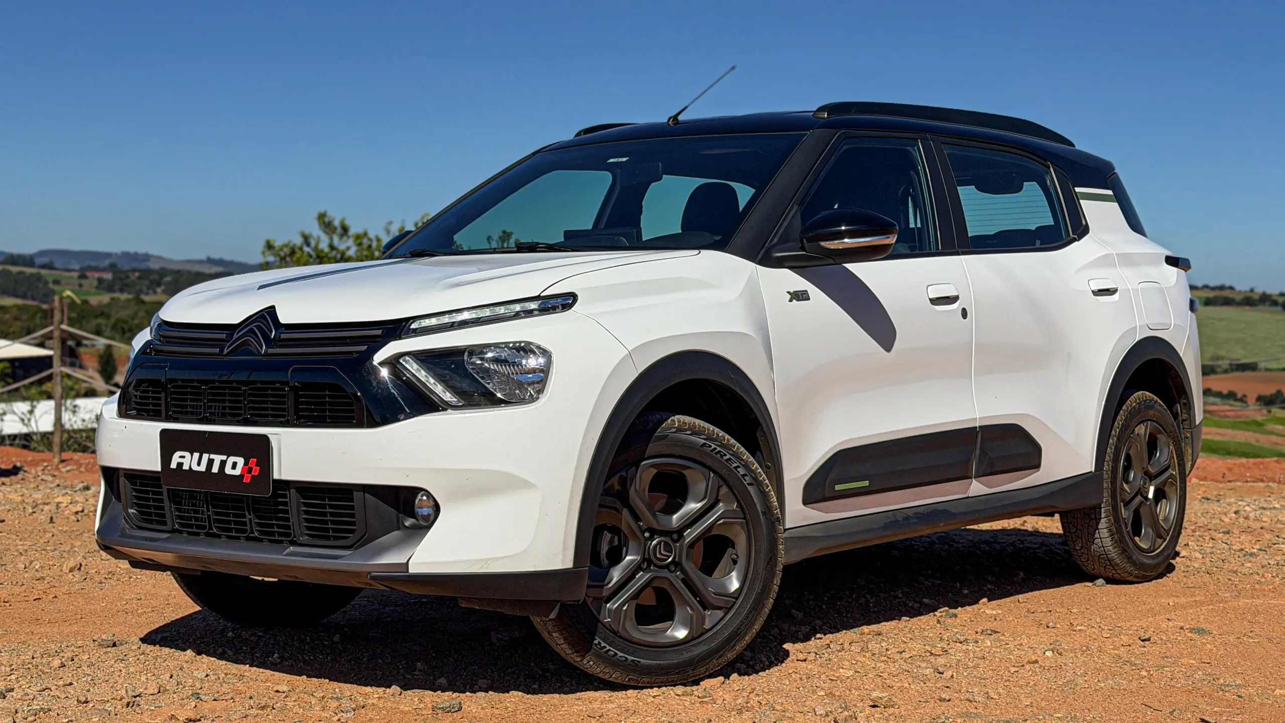 Citroën Aircross XTR na cor Branco Banquise (com teto em preto) em uma estrada de terra estático