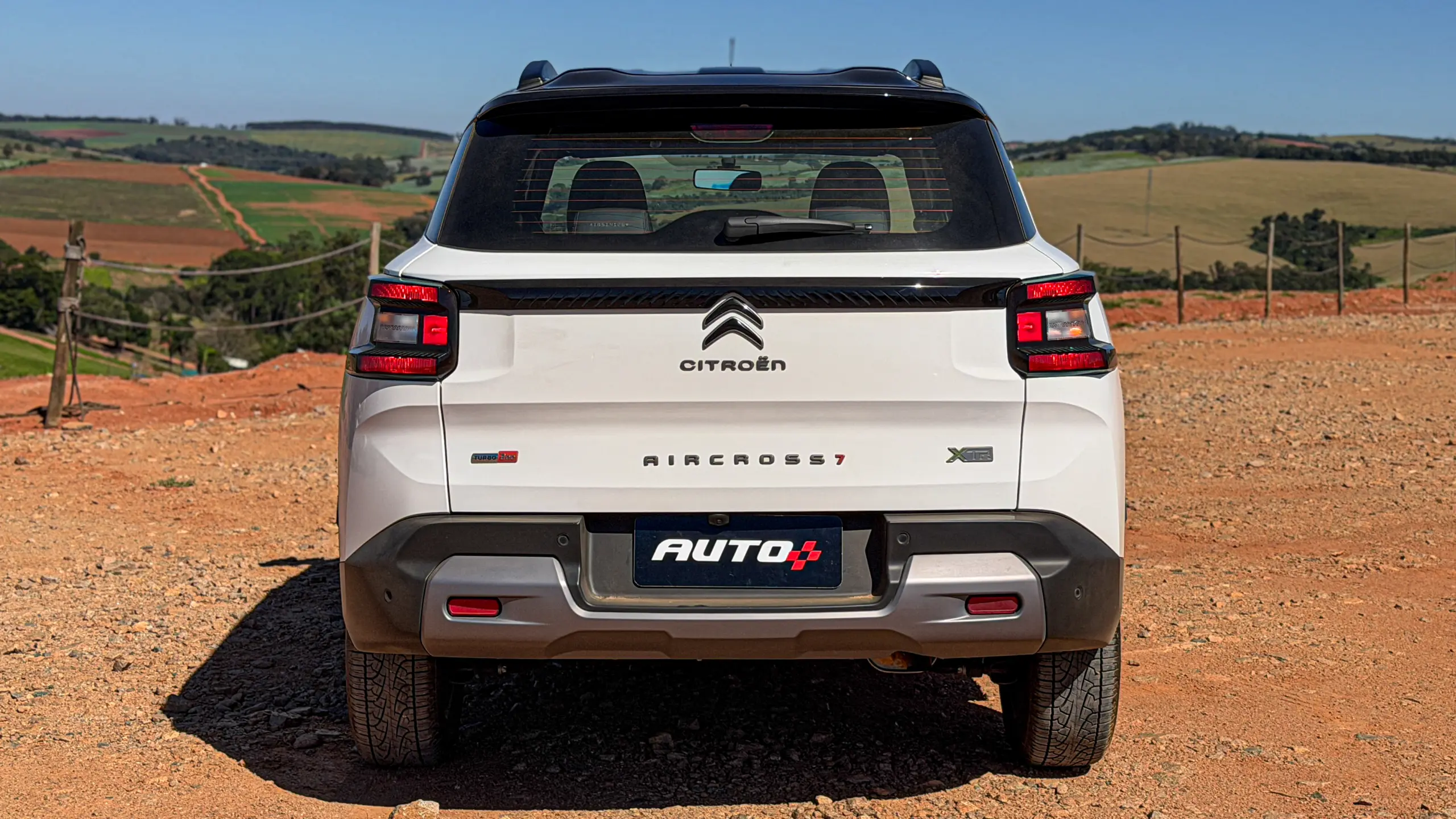 Citroën Aircross XTR na cor Branco Banquise (com teto em preto) em uma estrada de terra estático