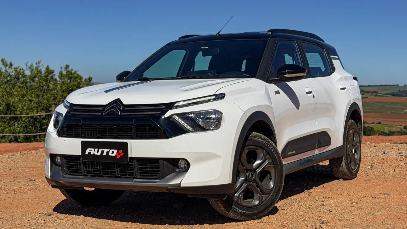 Citroën Aircross XTR na cor Branco Banquise (com teto em preto) em uma estrada de terra estático