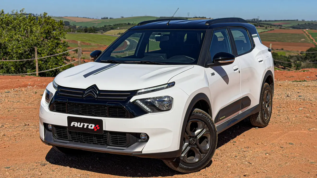 Citroën Aircross XTR na cor Branco Banquise (com teto em preto) em uma estrada de terra estático
