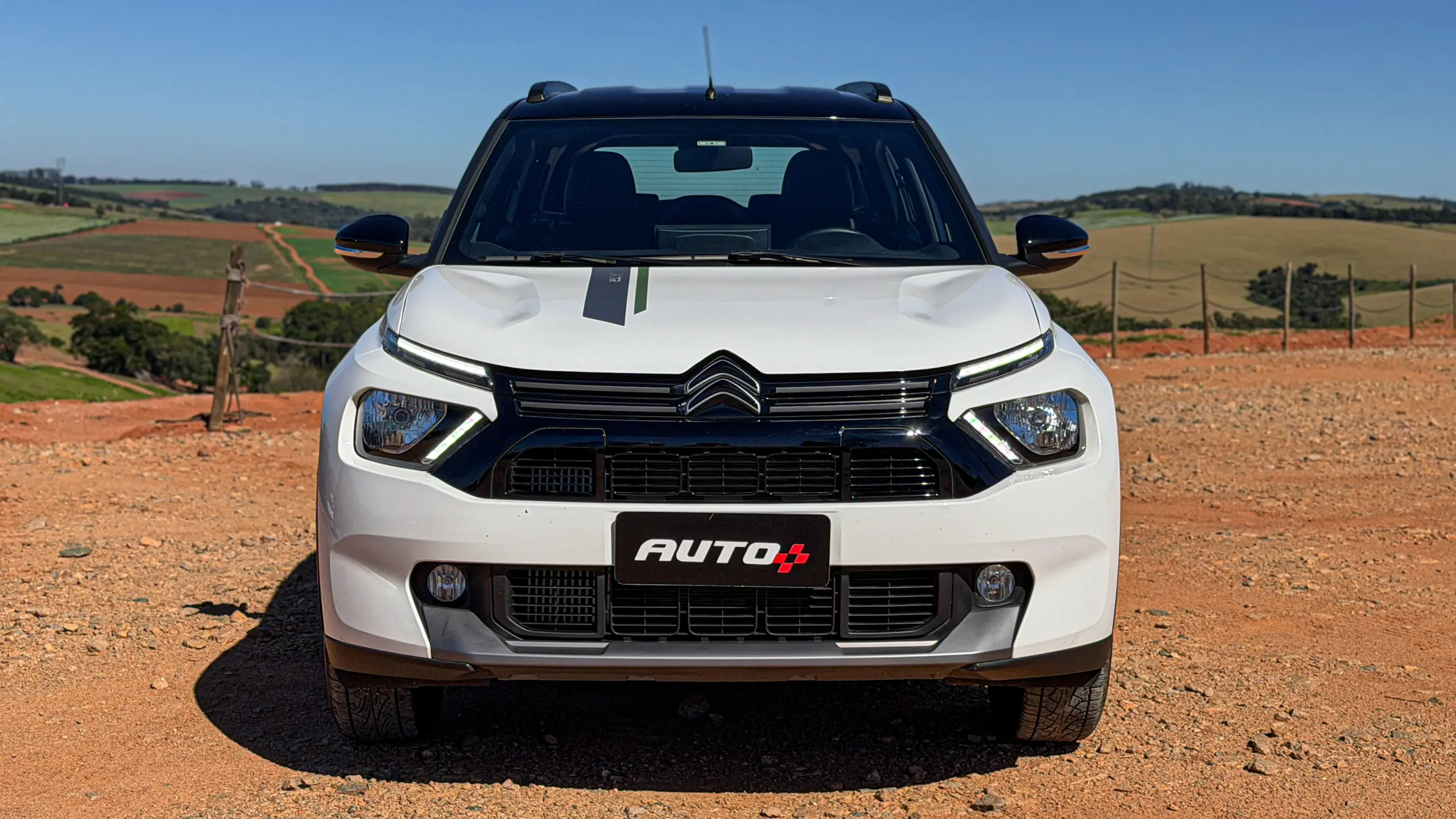 Citroën Aircross XTR na cor Branco Banquise (com teto em preto) em uma estrada de terra estático