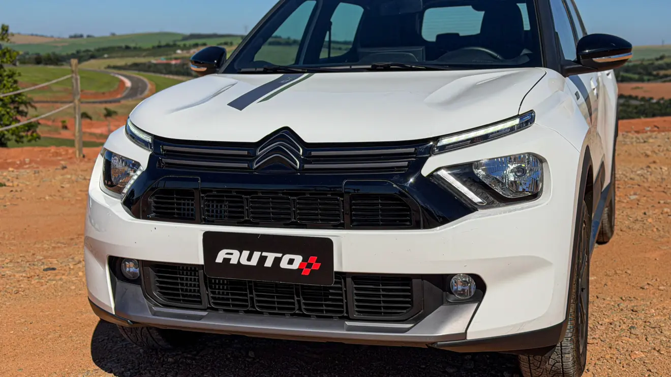 Citroën Aircross XTR na cor Branco Banquise (com teto em preto) em uma estrada de terra estático