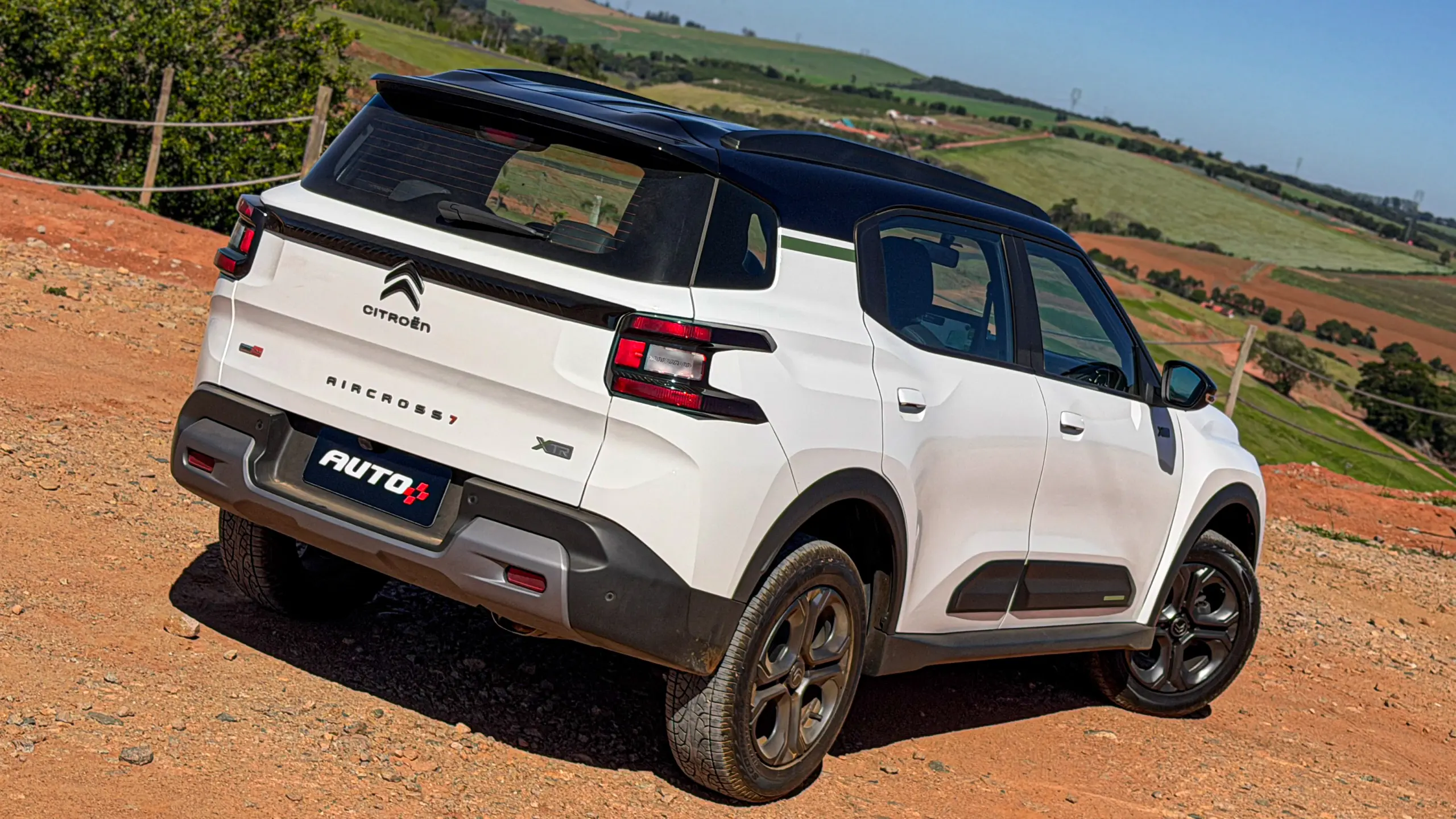 Citroën Aircross XTR na cor Branco Banquise (com teto em preto) em uma estrada de terra estático