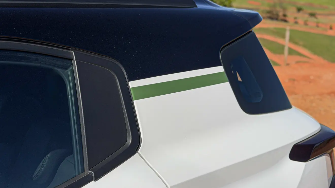Citroën Aircross XTR na cor Branco Banquise (com teto em preto) em uma estrada de terra estático