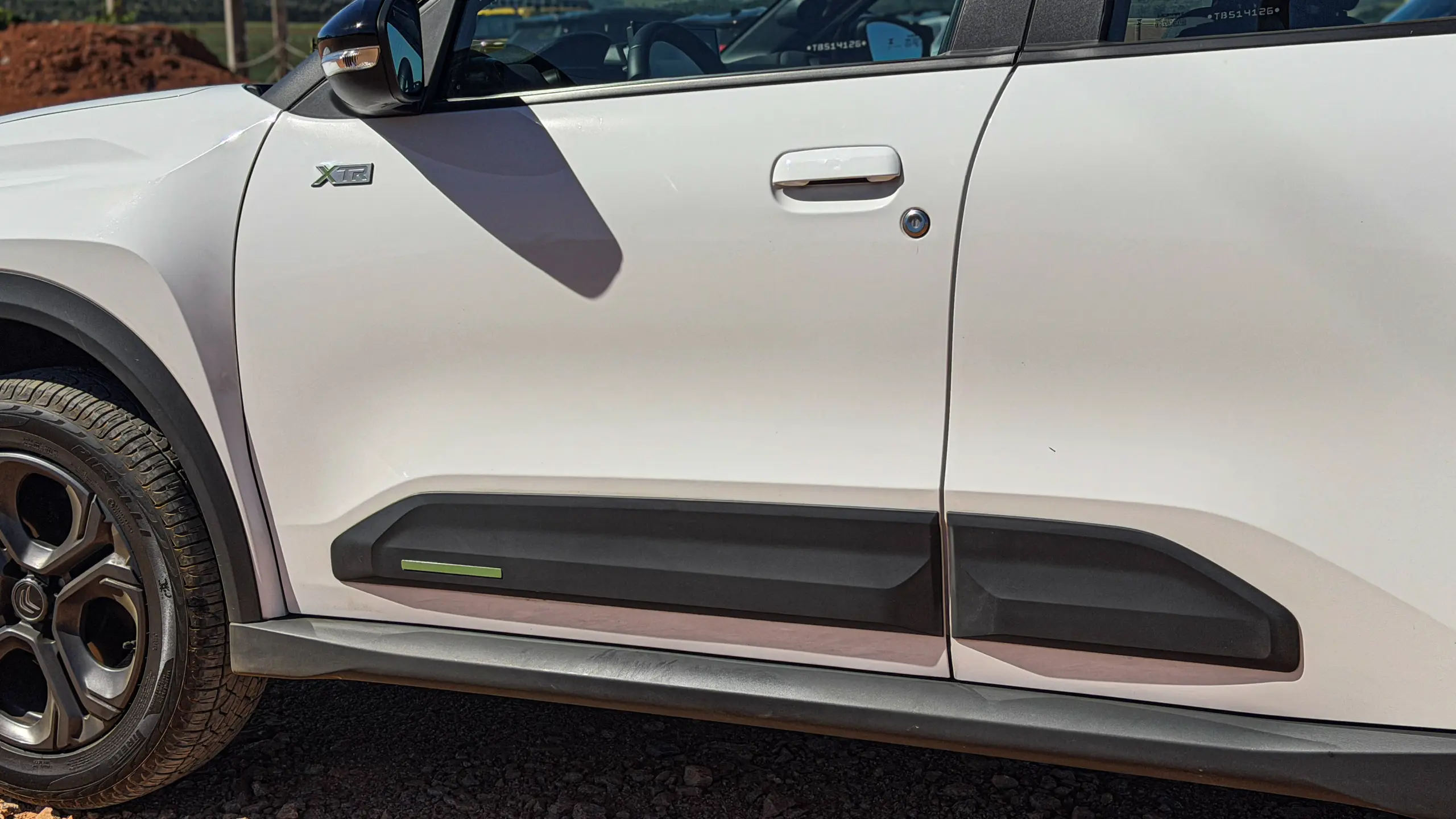 Citroën Aircross XTR na cor Branco Banquise (com teto em preto) em uma estrada de terra estático