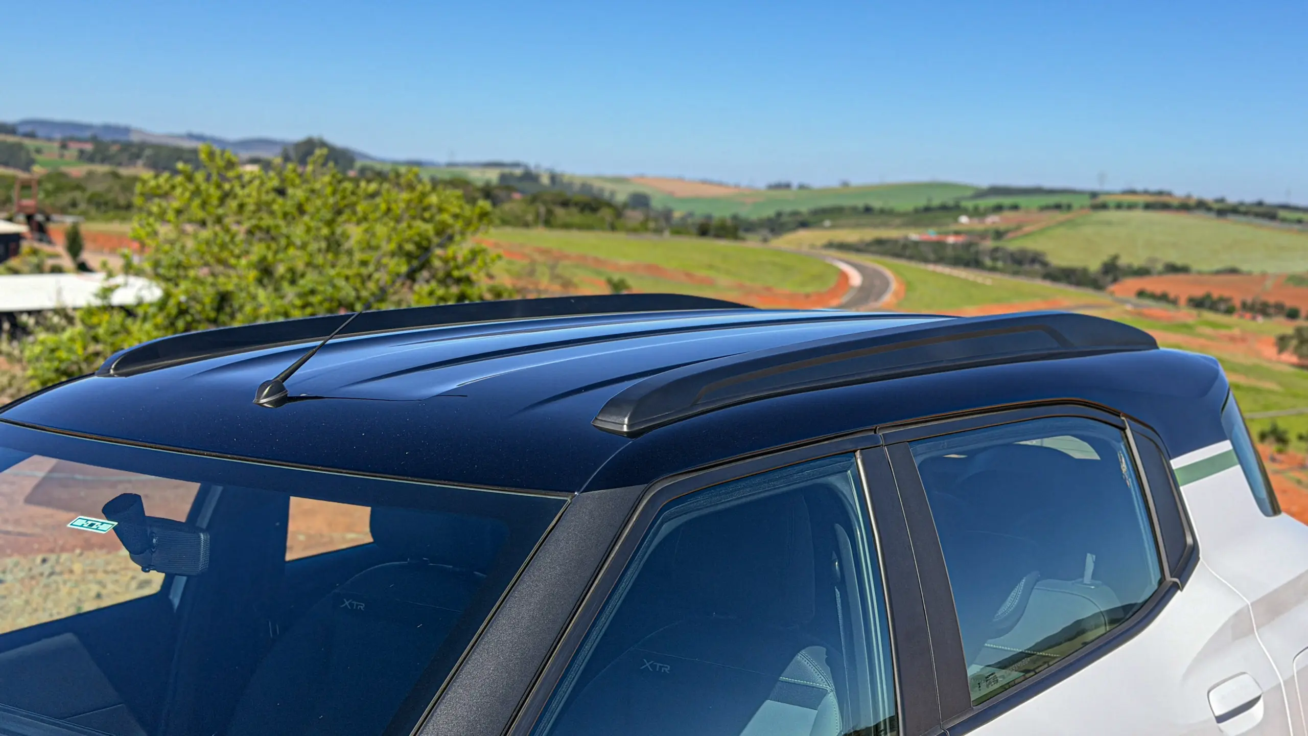 Citroën Aircross XTR na cor Branco Banquise (com teto em preto) em uma estrada de terra estático