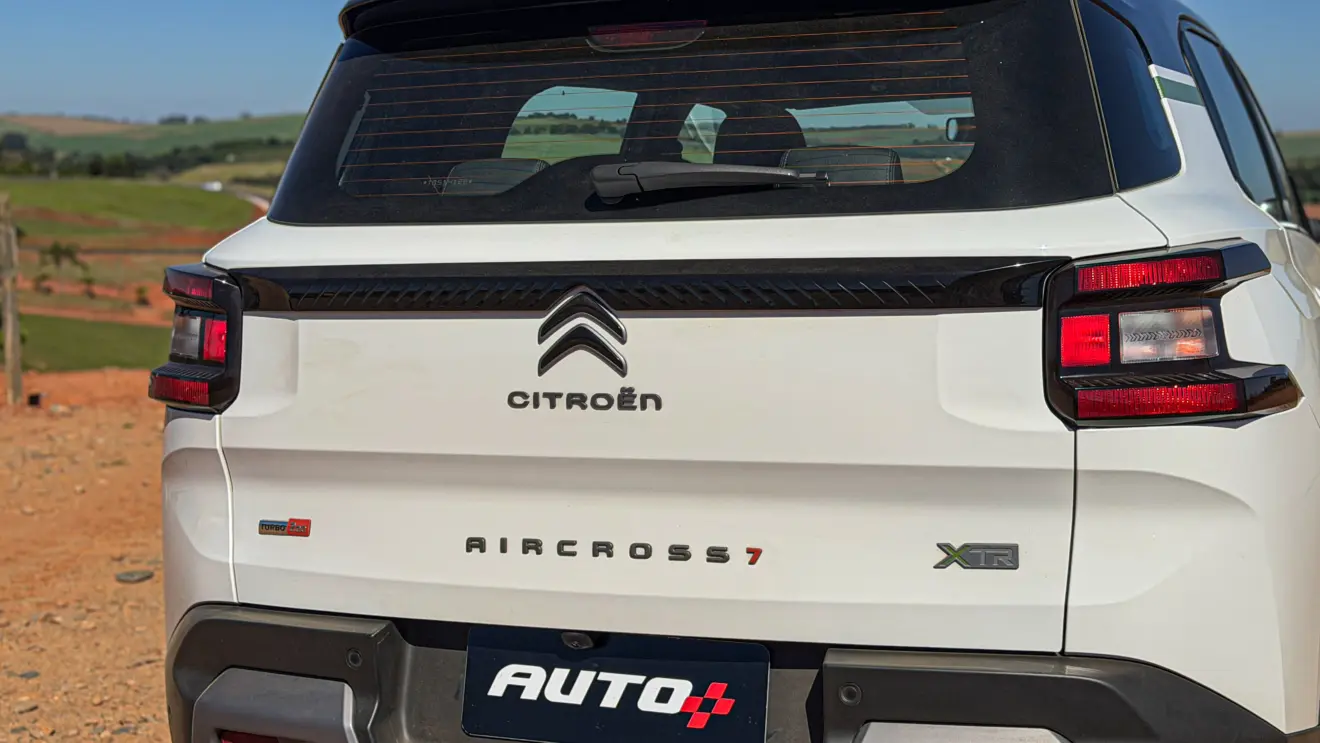 Citroën Aircross XTR na cor Branco Banquise (com teto em preto) em uma estrada de terra estático