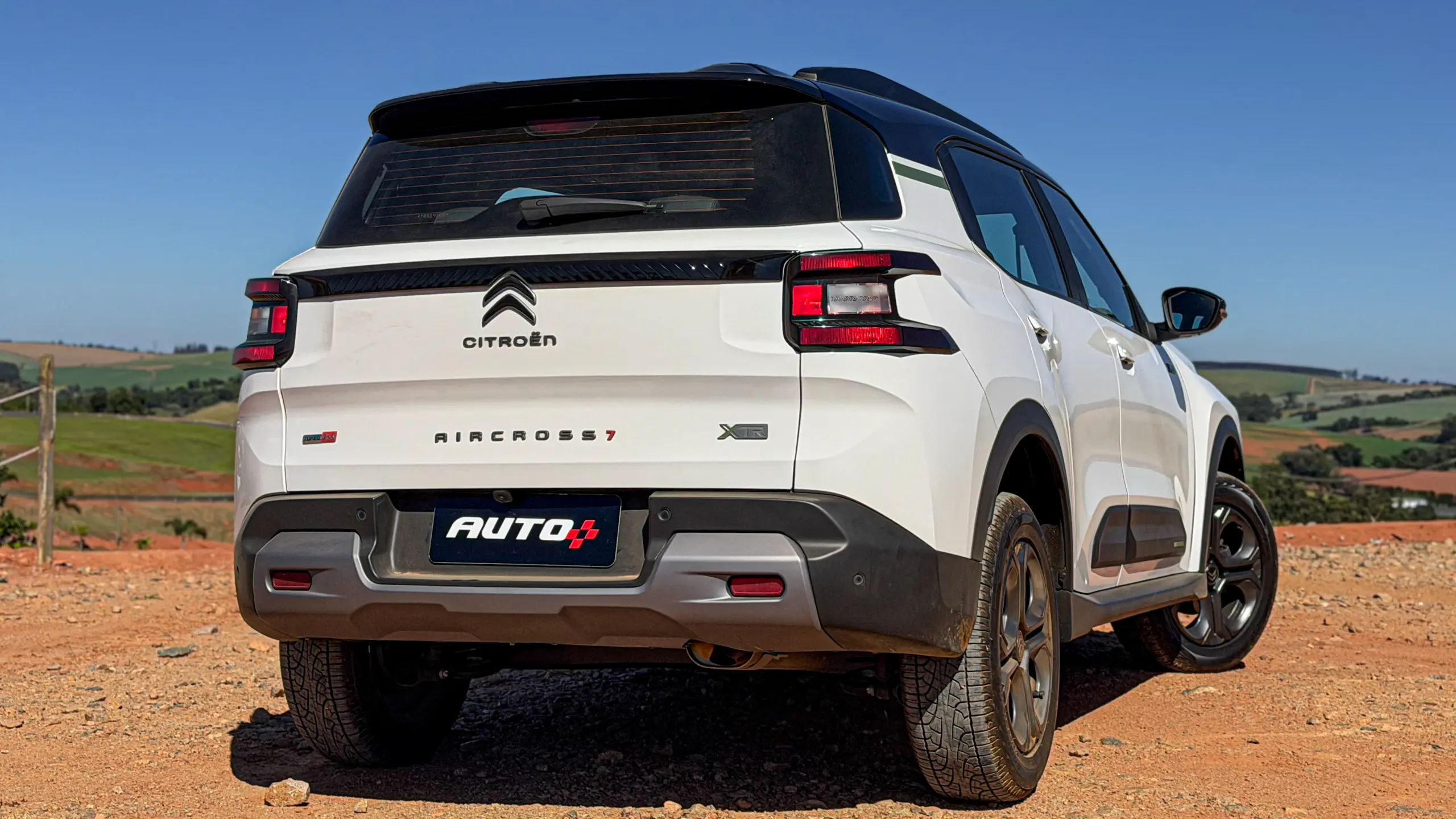 Citroën Aircross XTR na cor Branco Banquise (com teto em preto) em uma estrada de terra estático