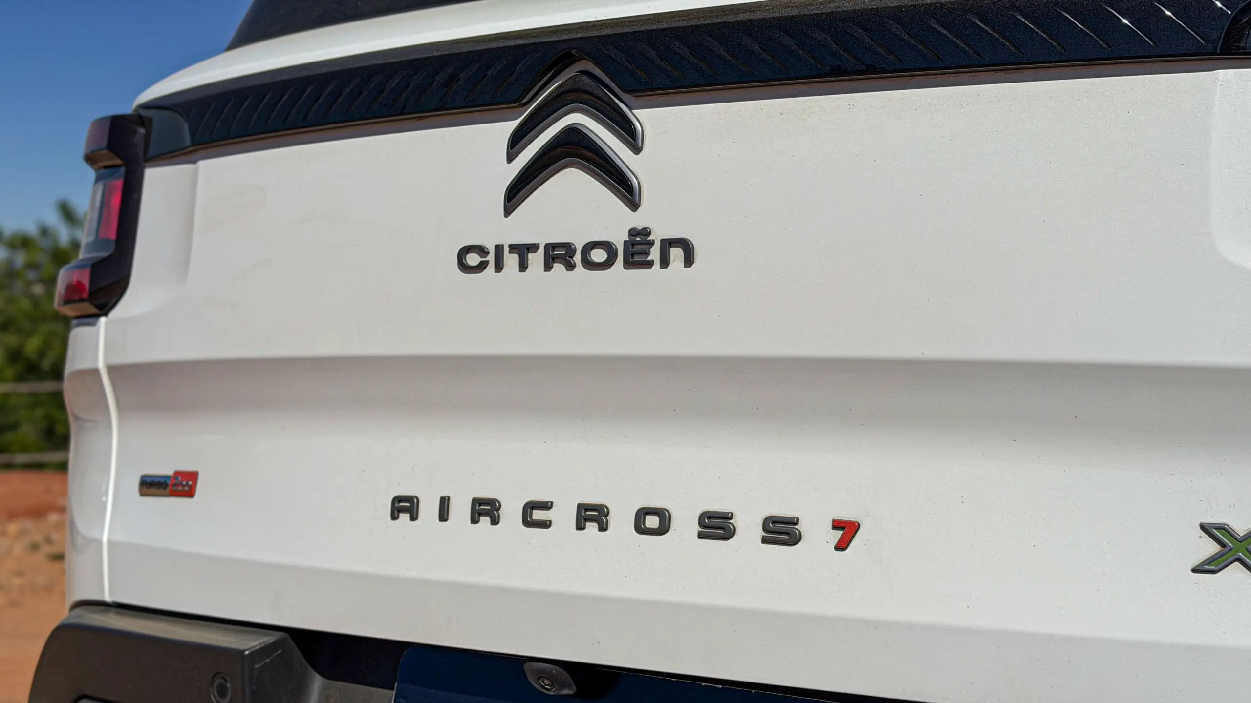 Citroën Aircross XTR na cor Branco Banquise (com teto em preto) em uma estrada de terra estático