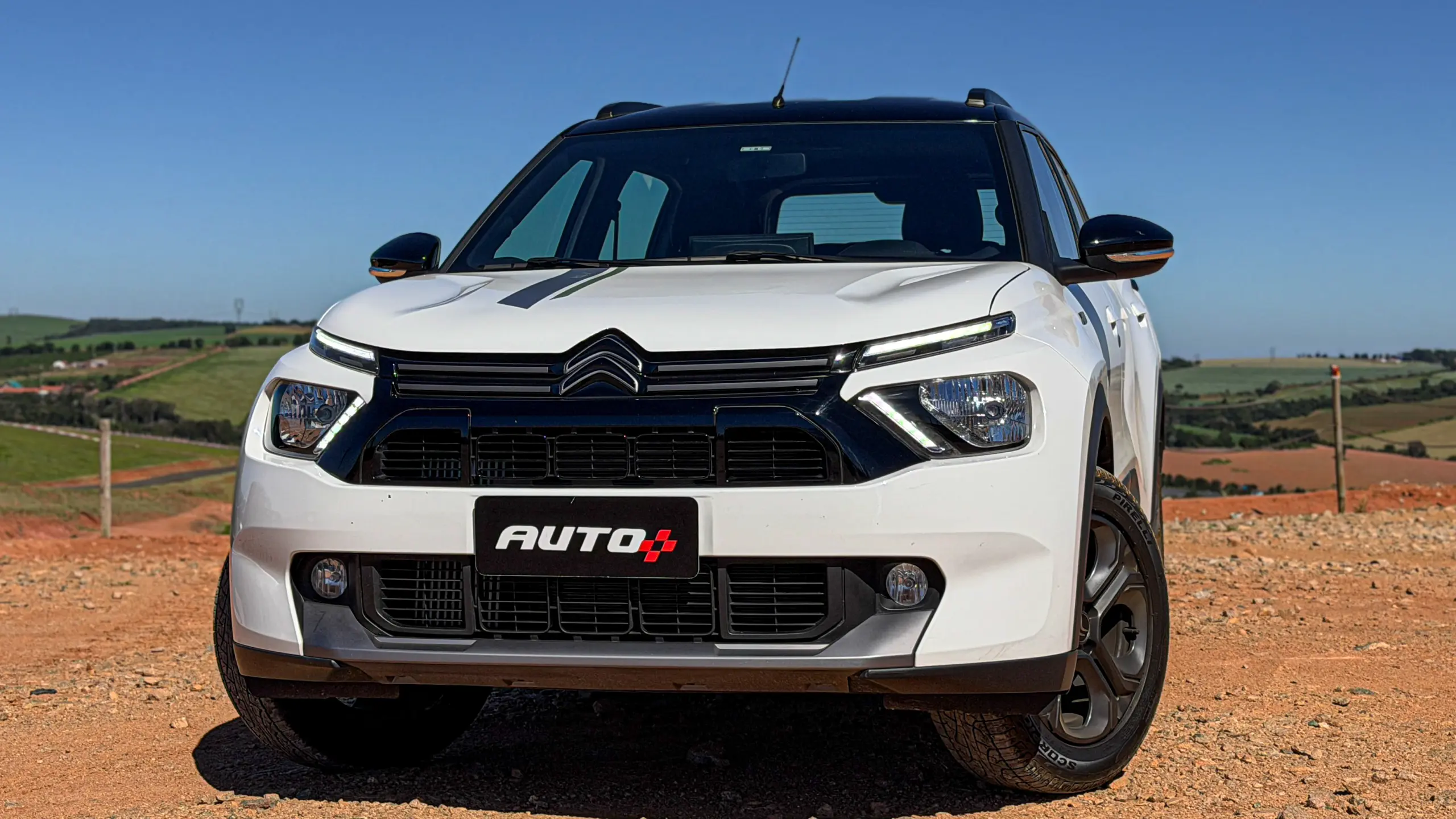 Citroën Aircross XTR na cor Branco Banquise (com teto em preto) em uma estrada de terra estático