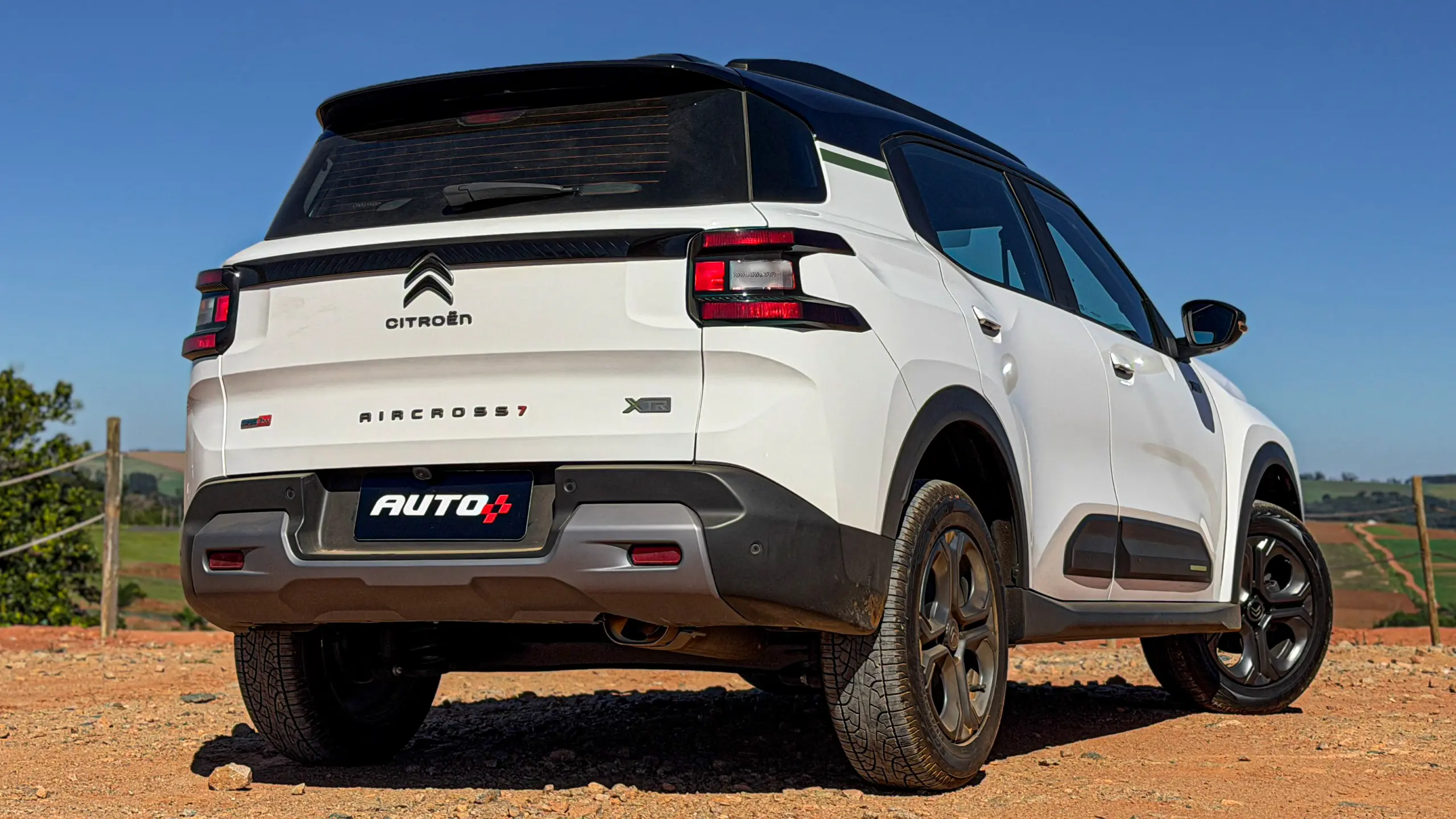 Citroën Aircross XTR na cor Branco Banquise (com teto em preto) em uma estrada de terra estático