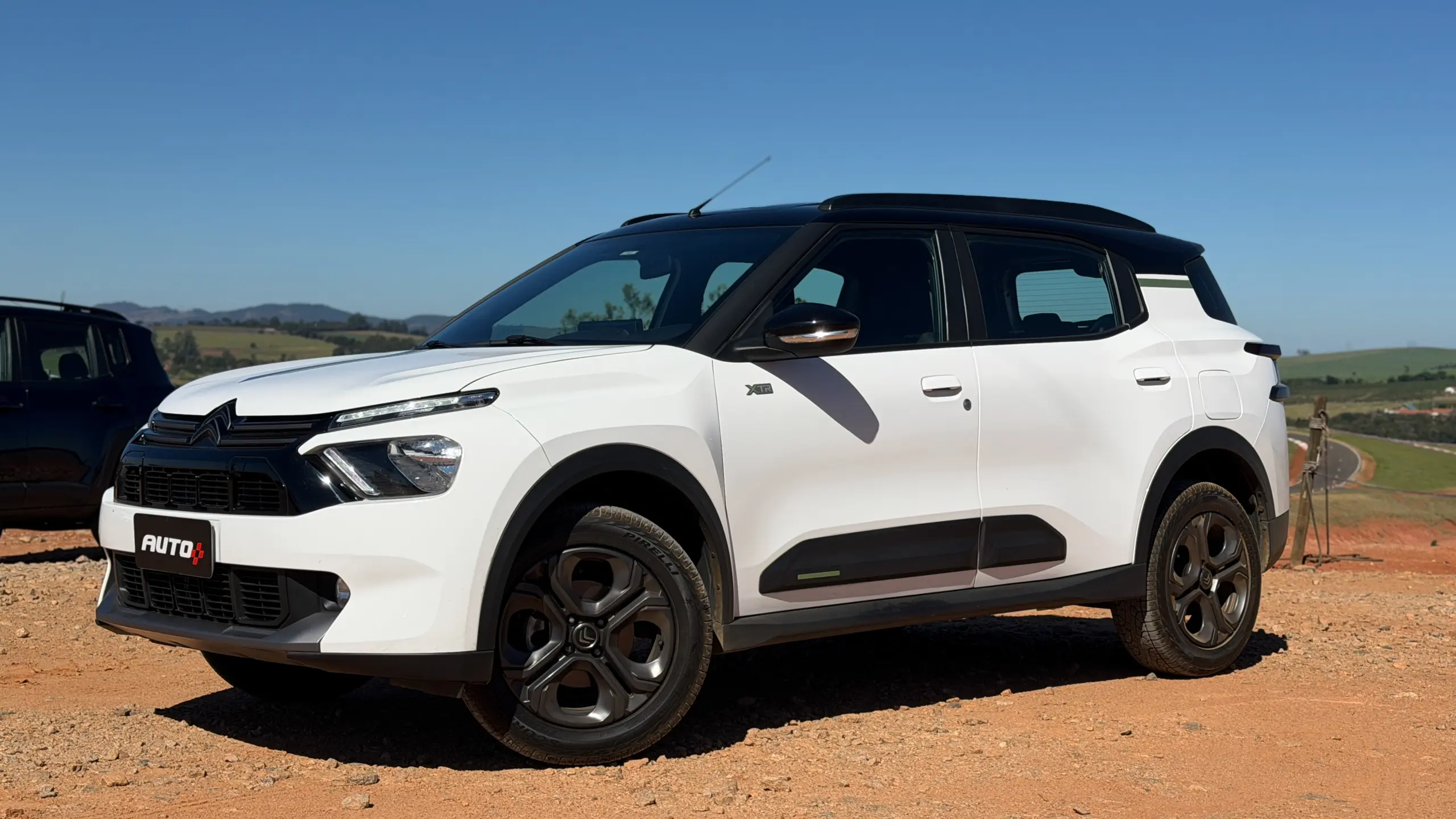 Citroën Aircross XTR na cor Branco Banquise (com teto em preto) em uma estrada de terra estático