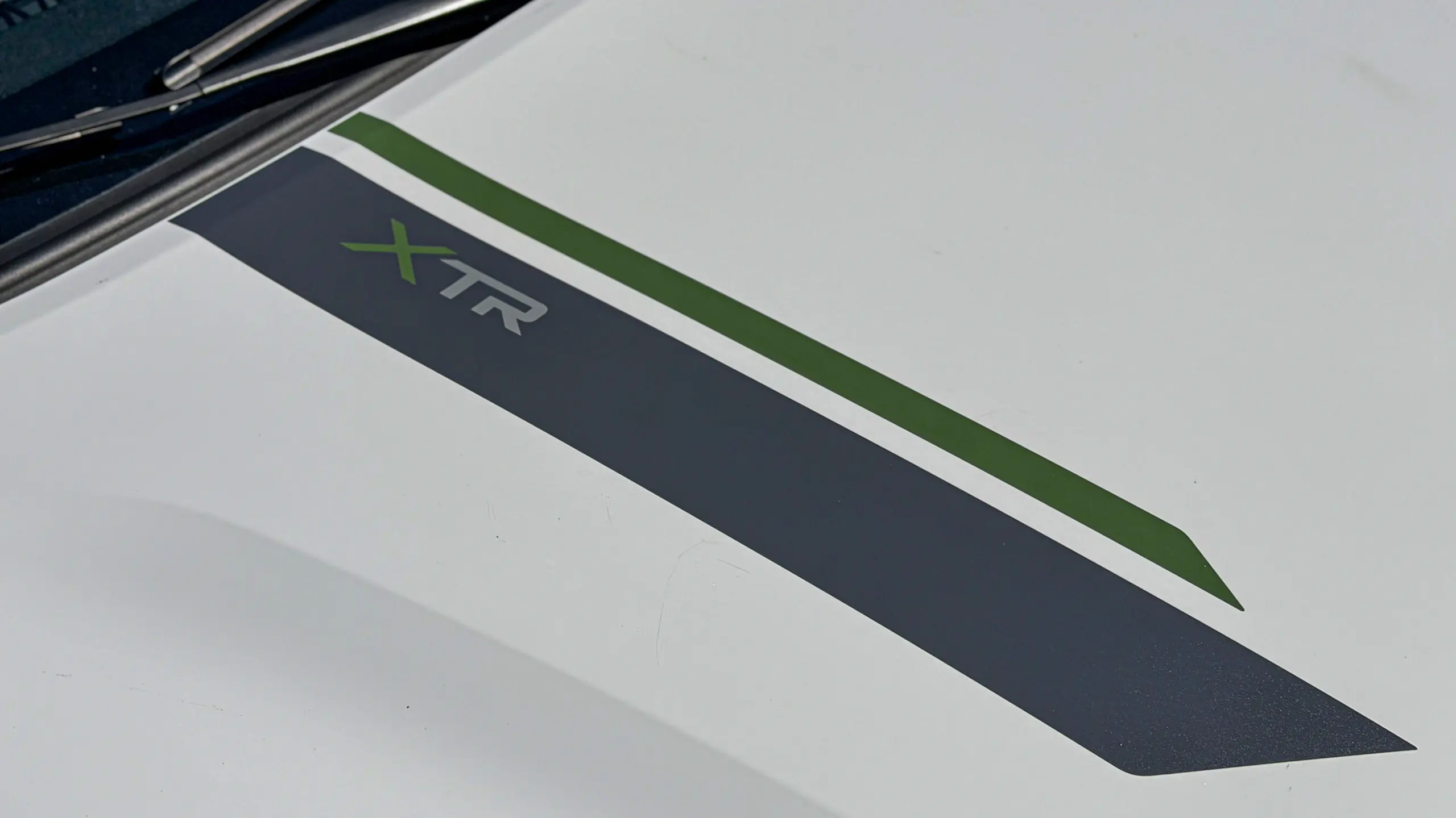 Citroën Aircross XTR na cor Branco Banquise (com teto em preto) em uma estrada de terra estático