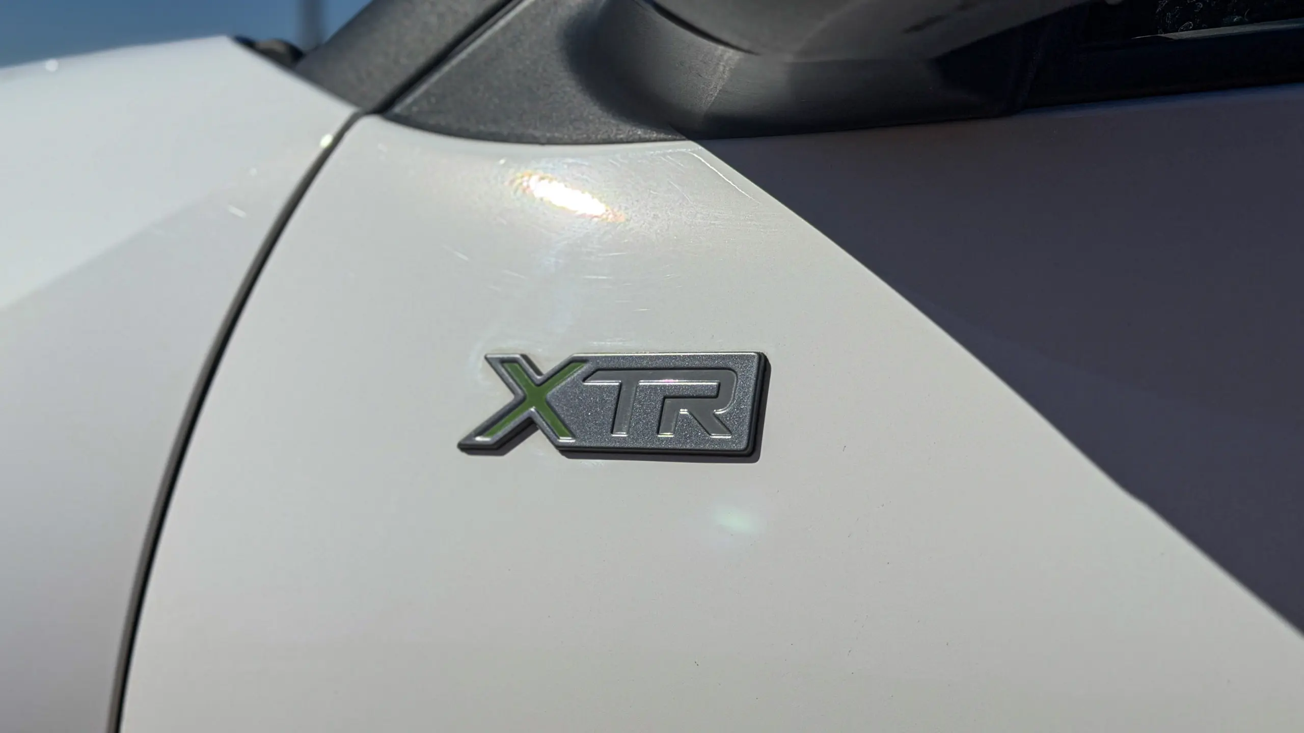 Citroën Aircross XTR na cor Branco Banquise (com teto em preto) em uma estrada de terra estático