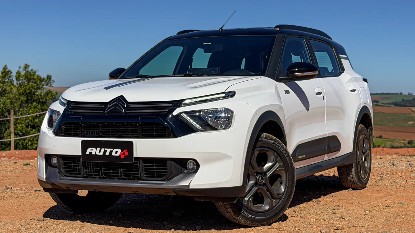 Citroën Aircross XTR na cor Branco Banquise (com teto em preto) em uma estrada de terra estático