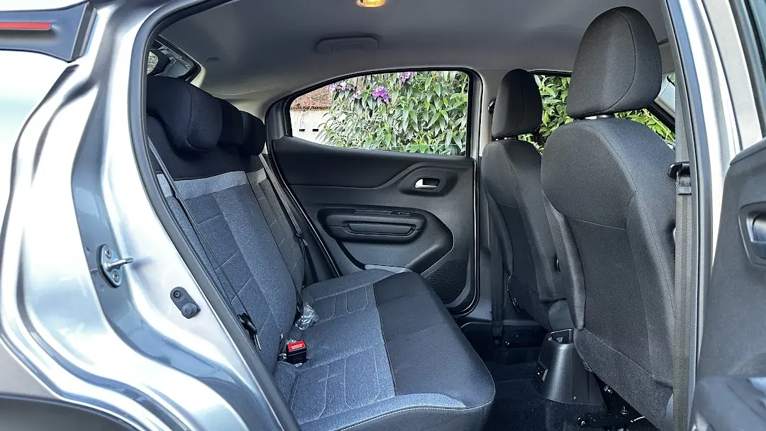 Espaço traseiro do Citroën Basalt Feel