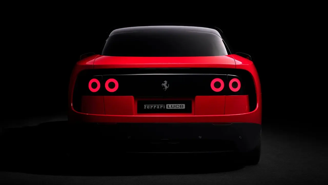Ferrari Luce vermelha com fundo escuro estático
