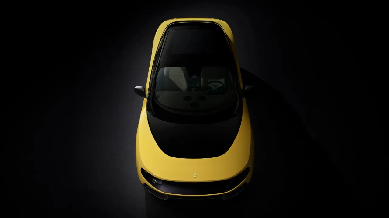 Ferrari Luce amarela com fundo escuro estático