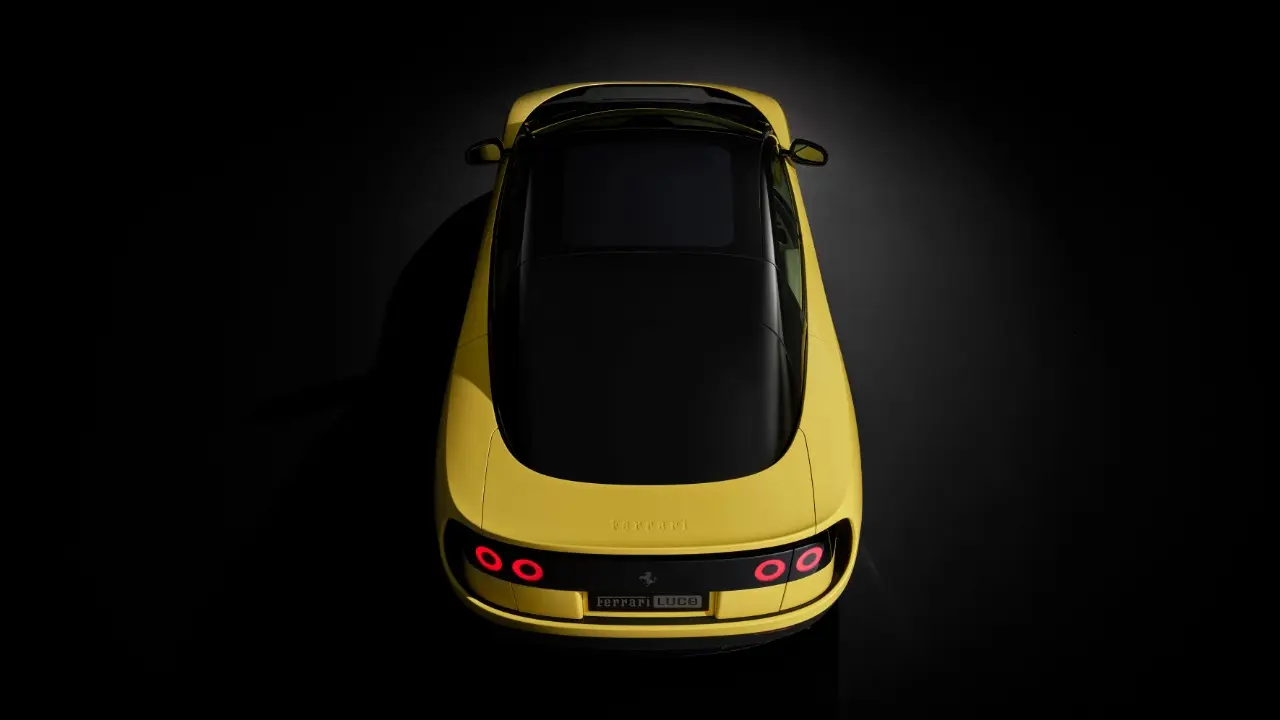 Ferrari Luce amarela com fundo escuro estático