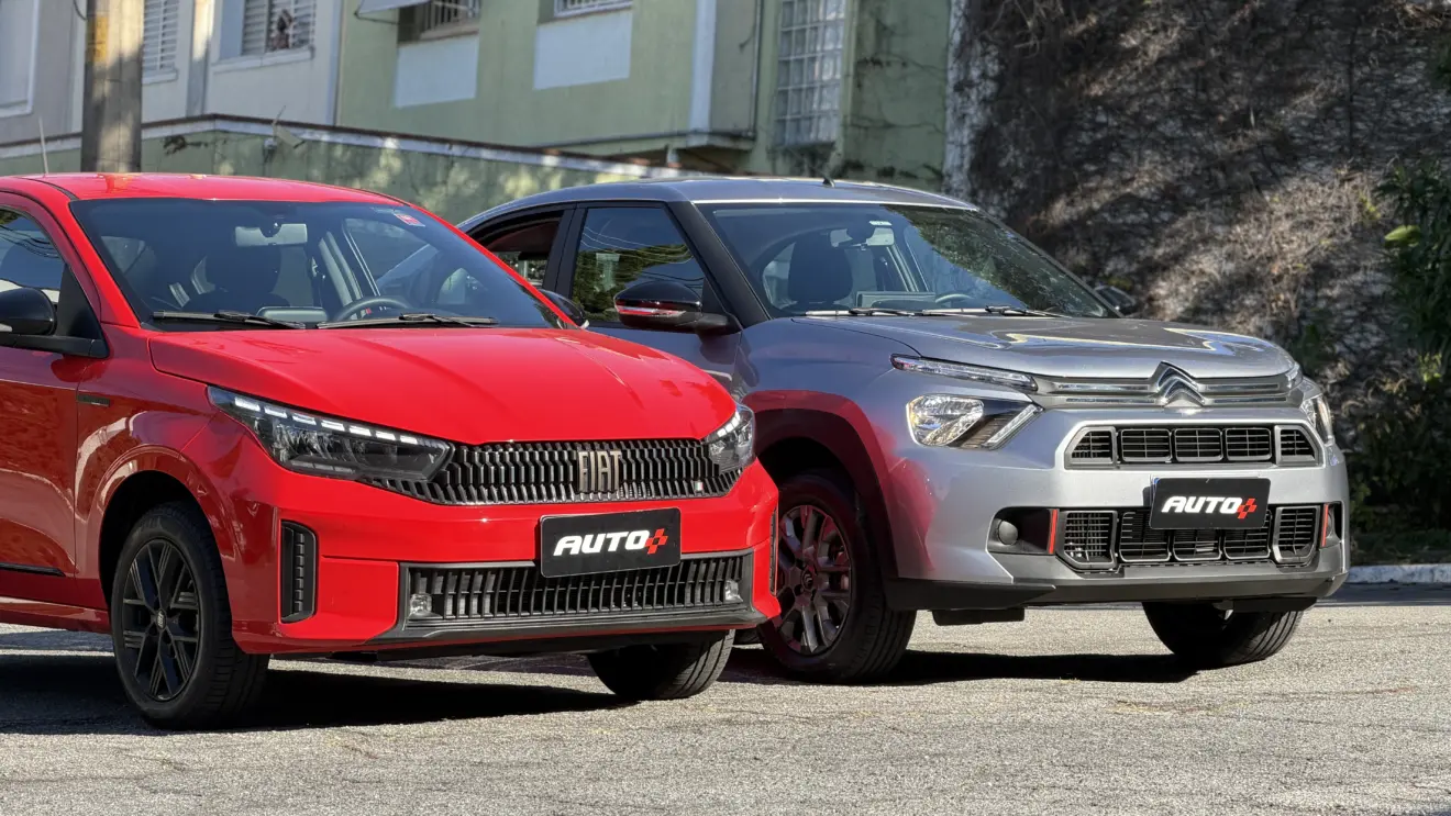 Fiat Cronos Drive 1.3 AT vermelho e Citroën Basalt Feel cinza parados de frente