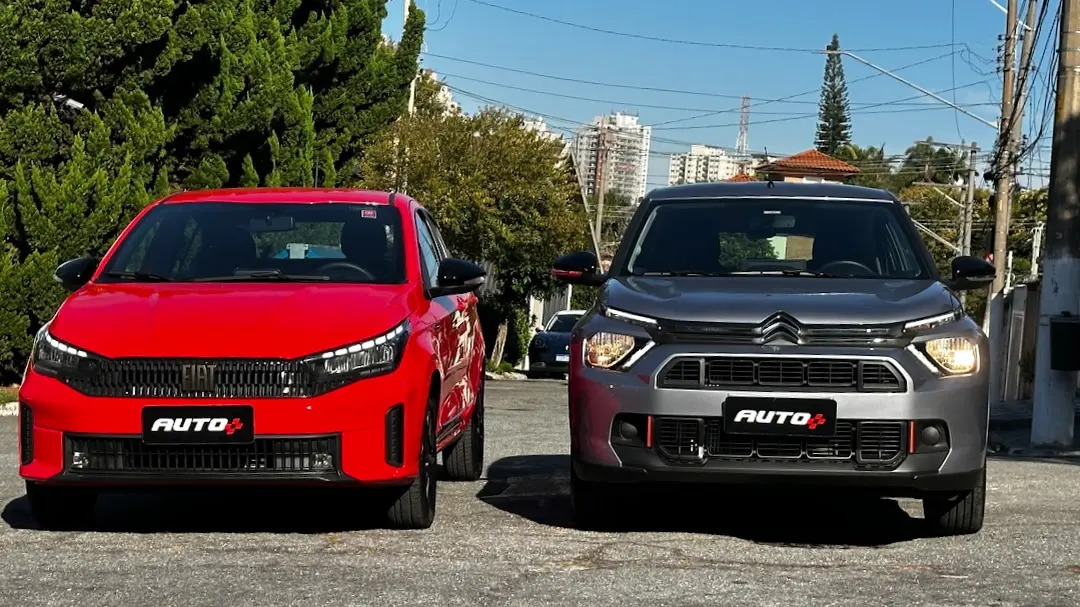 Fiat Cronos Drive 1.3 AT vermelho e Citroën Basalt Feel cinza parados de frente