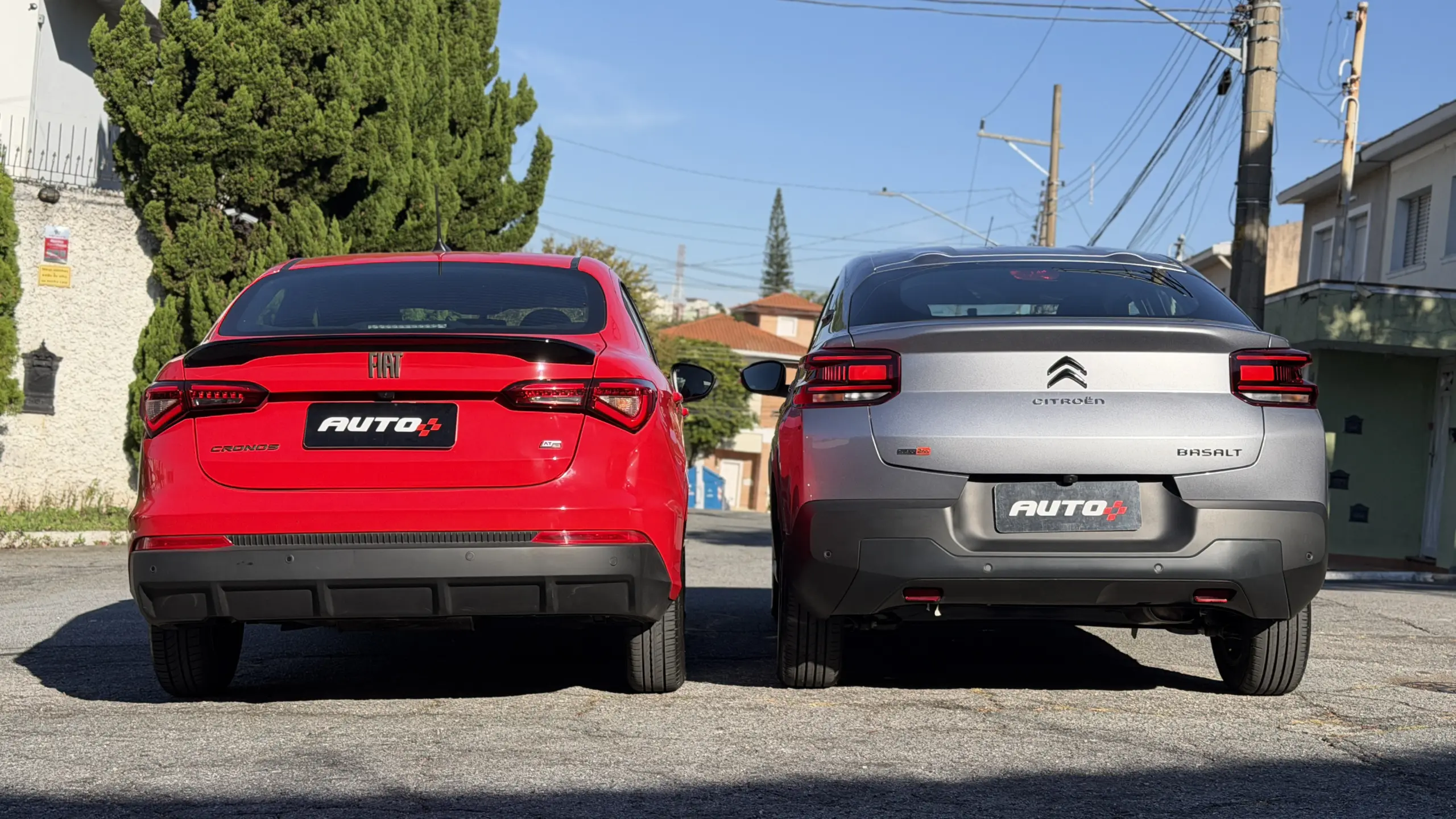 Fiat Cronos Drive 1.3 AT vermelho e Citroën Basalt Feel cinza parados de traseira