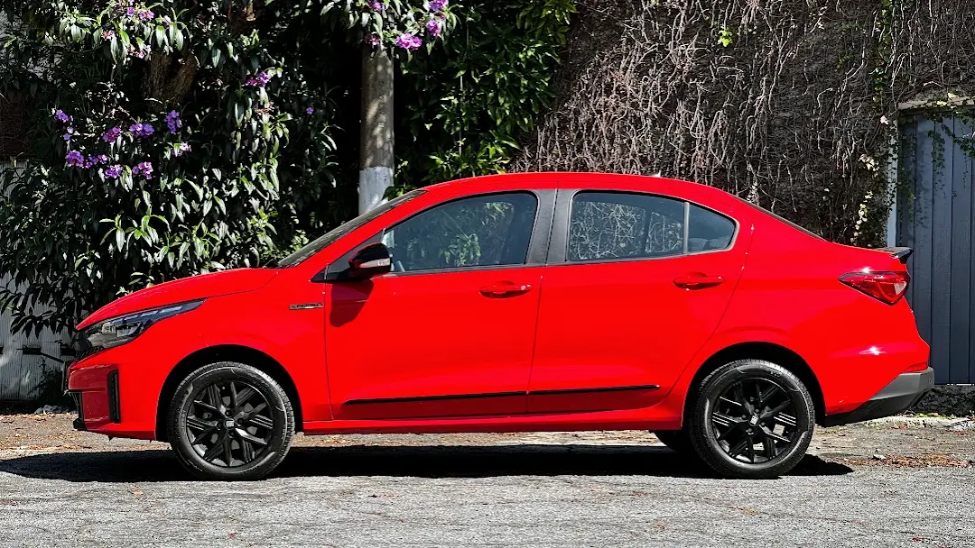 Comparativo Fiat Cronos Drive S-Design 1.3 AT vermelho parado de lateral