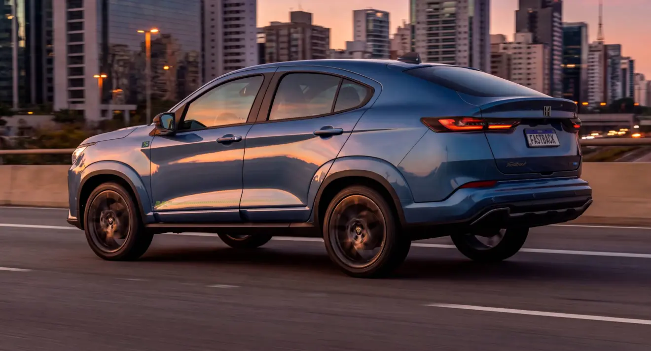 Fiat Fastback 50 anos em movimento de traseira