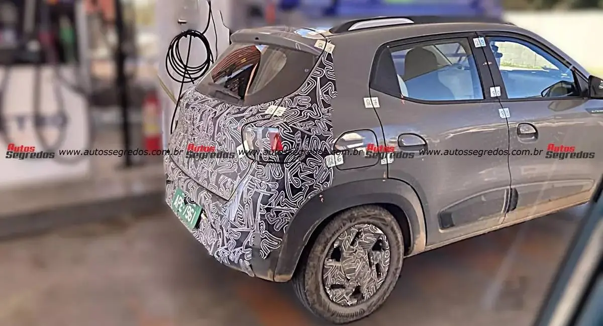Renault Kwid 2027 camuflado parado de traseira